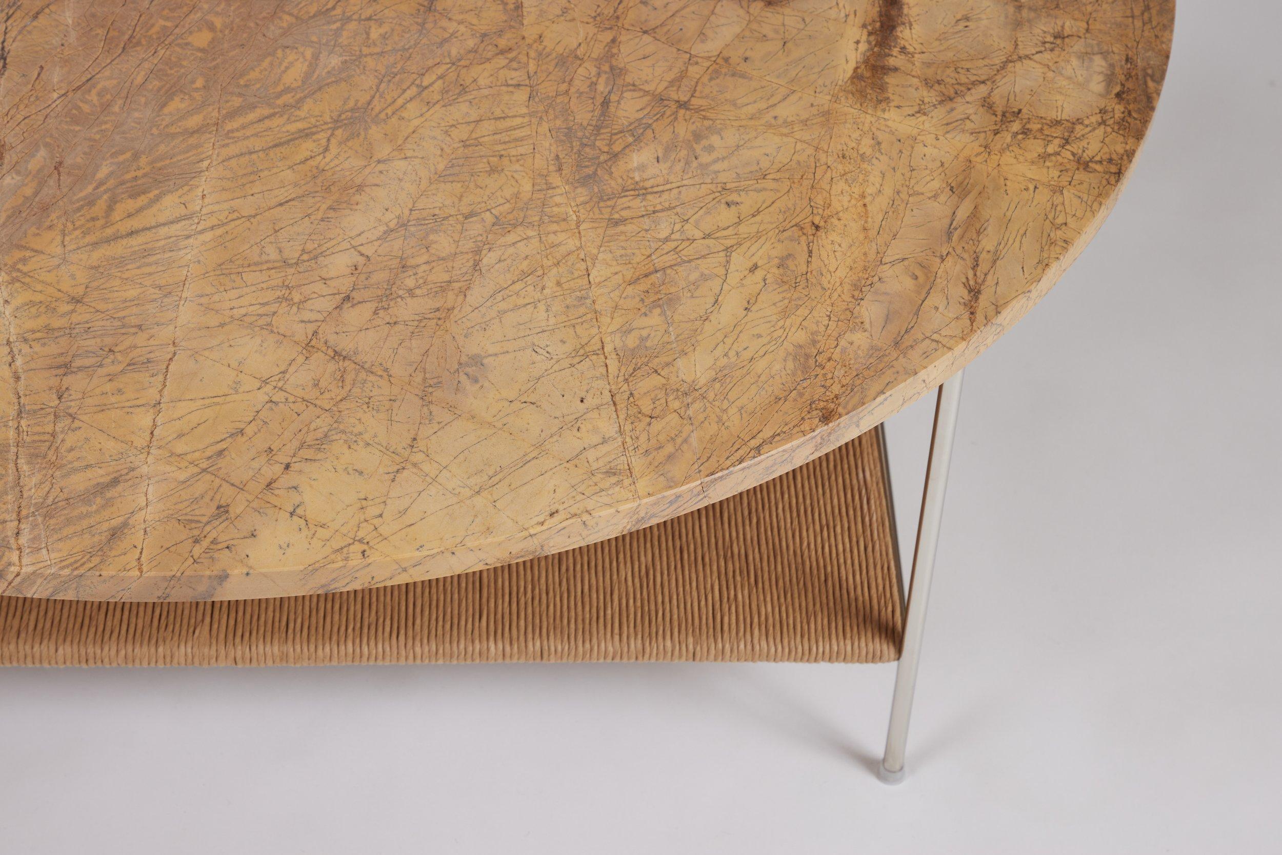 Américain Table basse en marbre avec étagère en jonc - plaqué nickel poli en vente