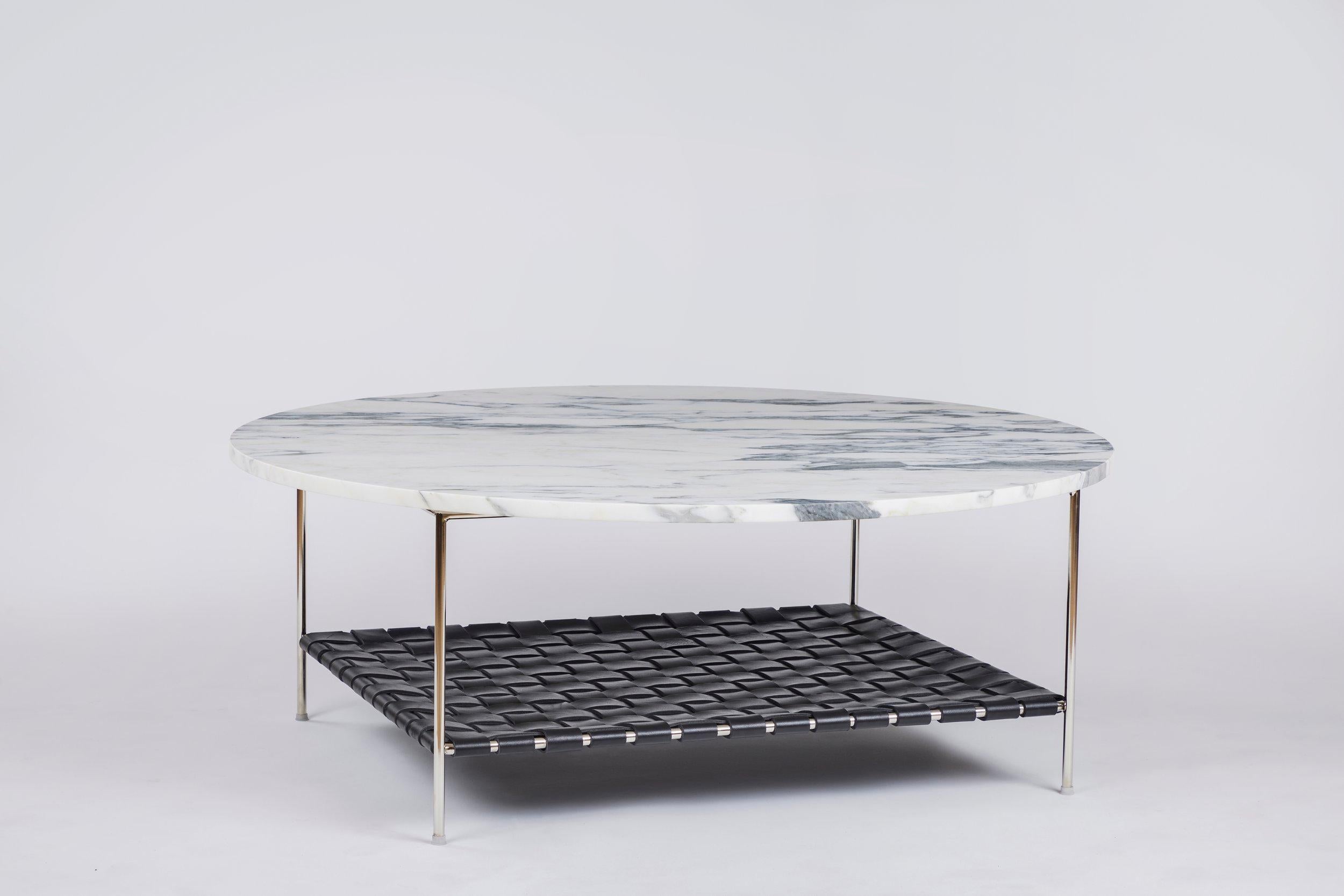 Moderne Table basse en marbre avec étagère en cuir tissé - plaqué nickel poli en vente
