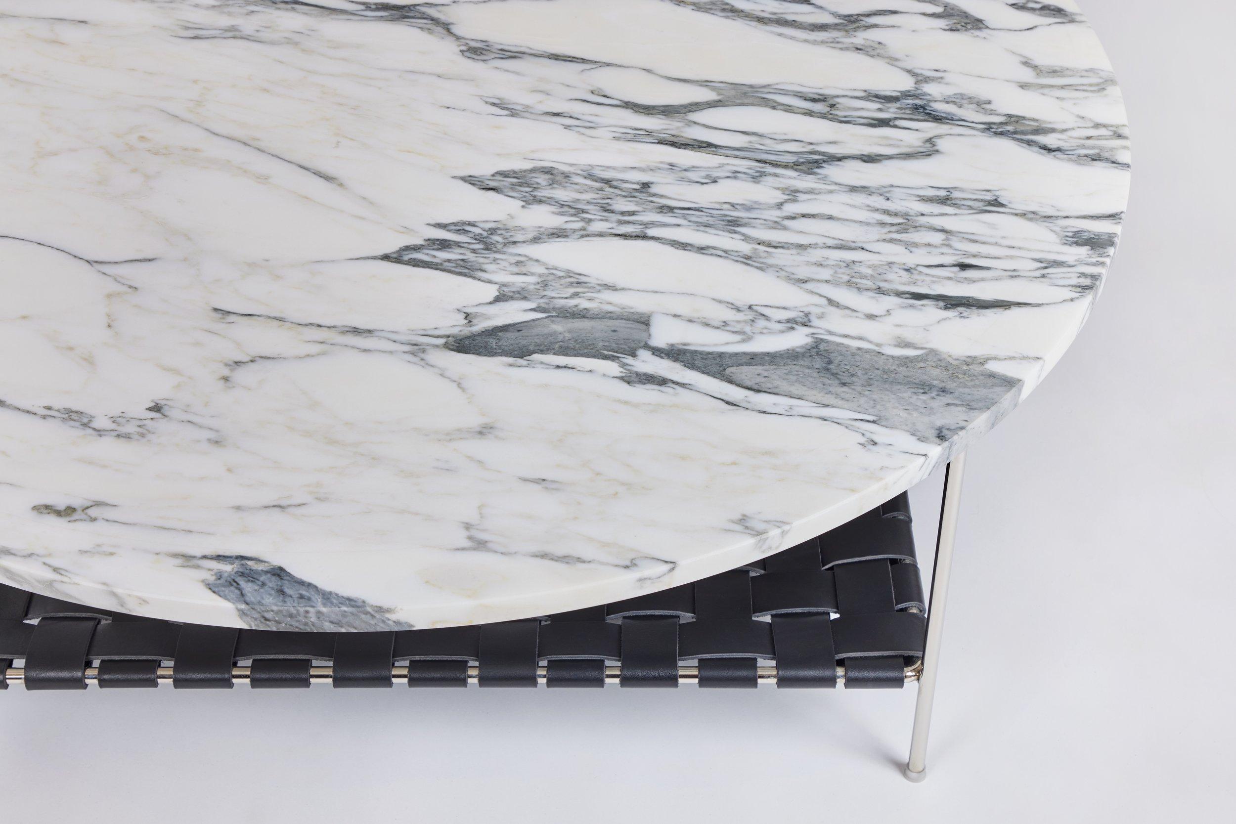 Américain Table basse en marbre avec étagère en cuir tissé - plaqué nickel poli en vente