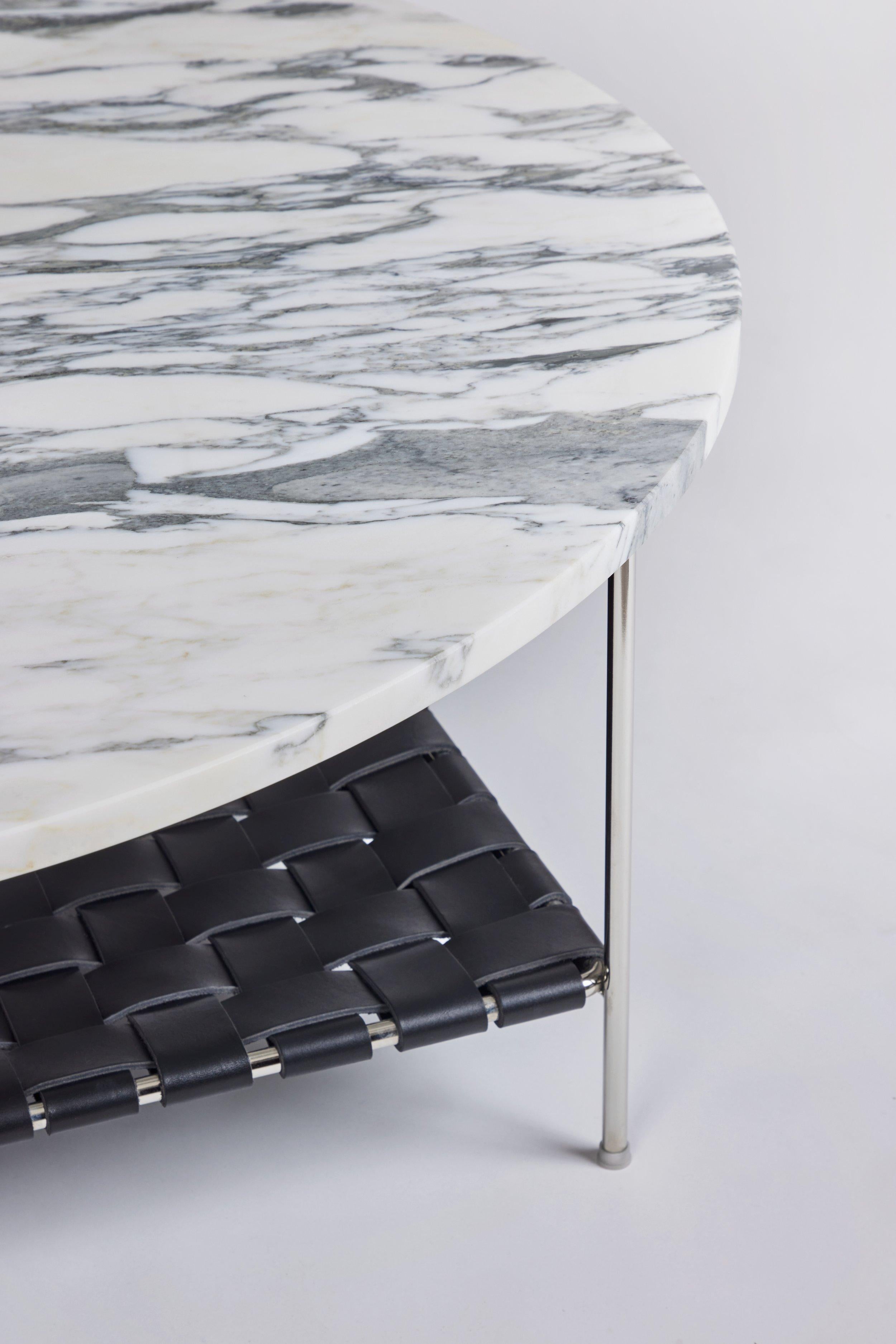 XXIe siècle et contemporain Table basse en marbre avec étagère en cuir tissé - plaqué nickel poli en vente