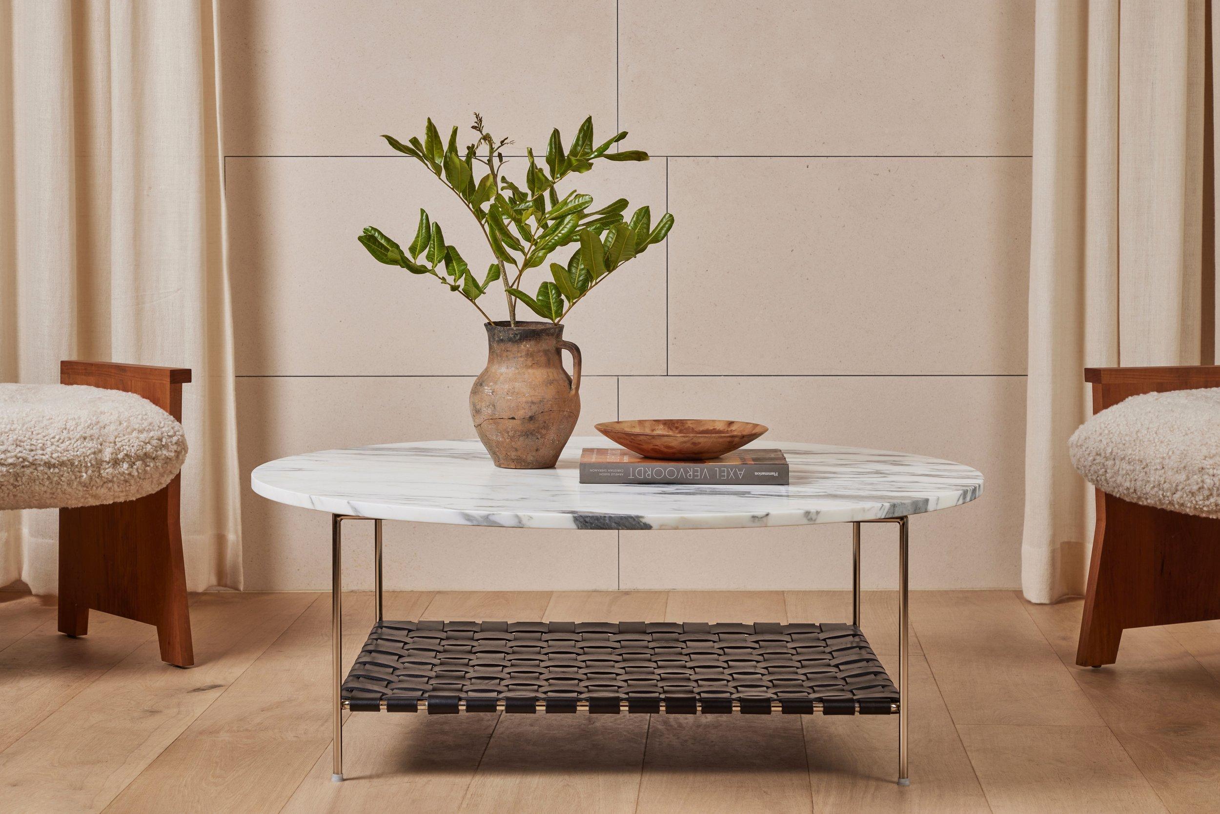 Acier Table basse en marbre avec étagère en cuir tissé - plaqué nickel poli en vente