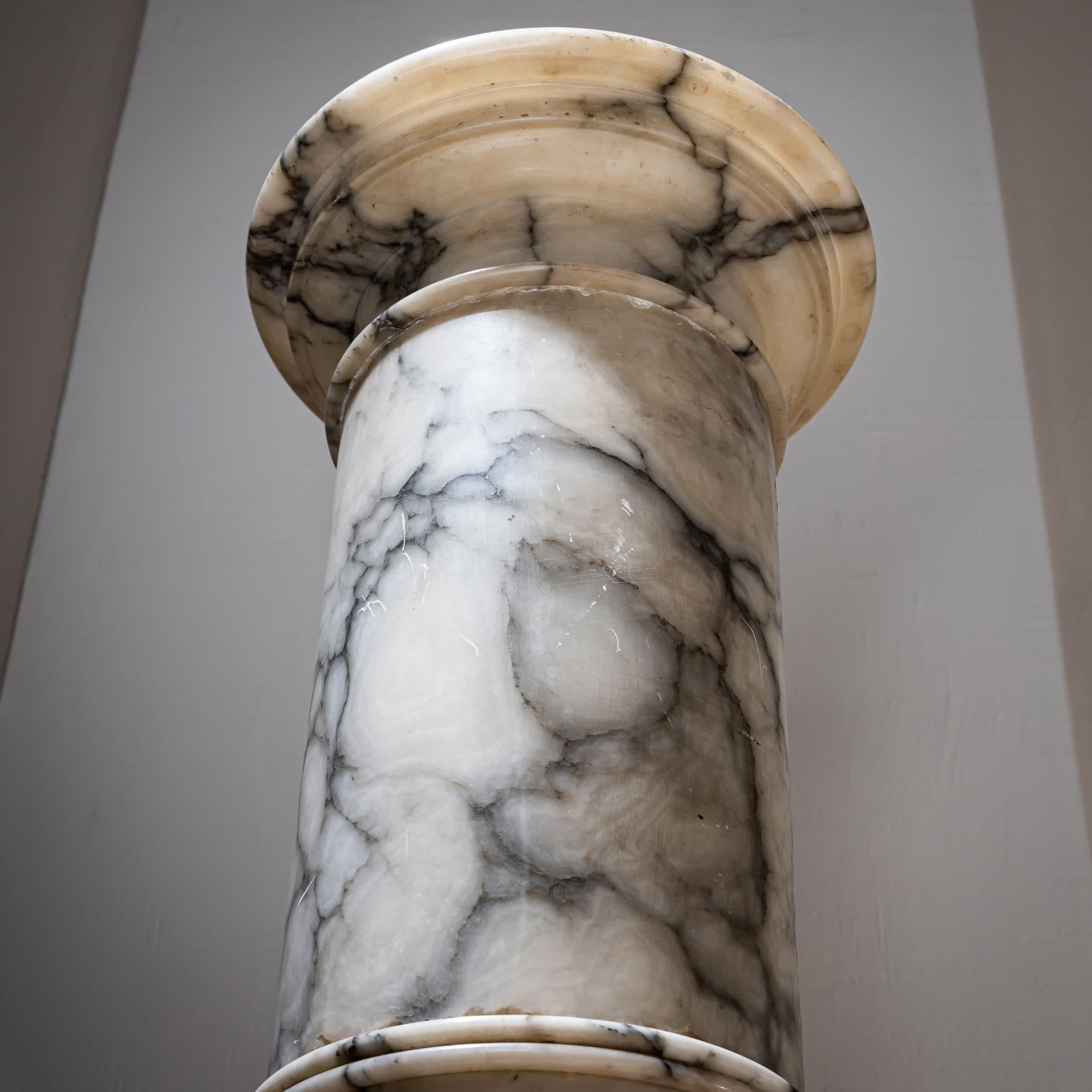 Columna de mármol como pedestal, Siglo XIX Renacimiento neoclásico en venta