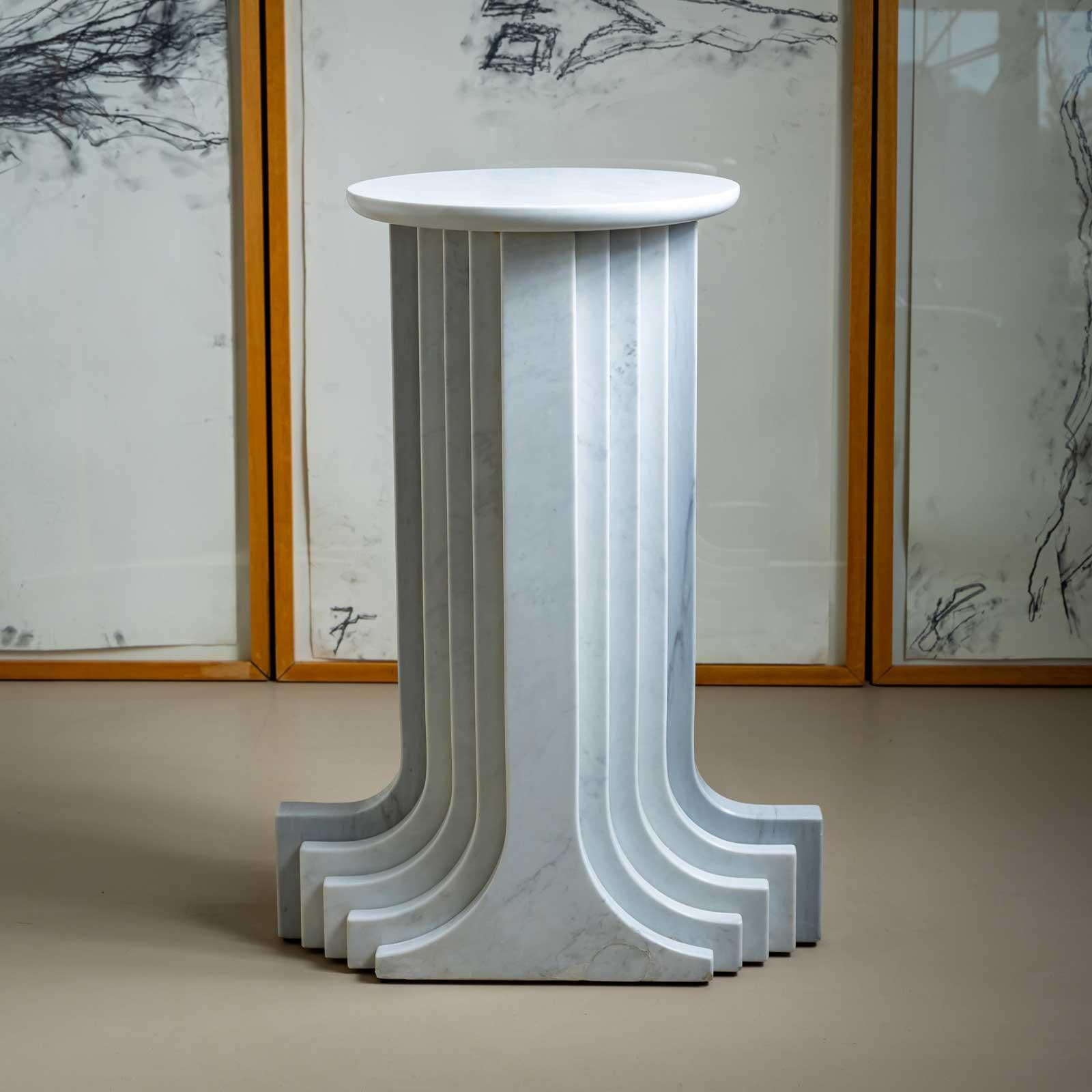 Colonne en marbre blanc en forme d'escalier avec une base ronde. Carlo Scarpa a conçu cette série en 1970 pour le fabricant italien Simon. Bon état, nettoyé et restauré.