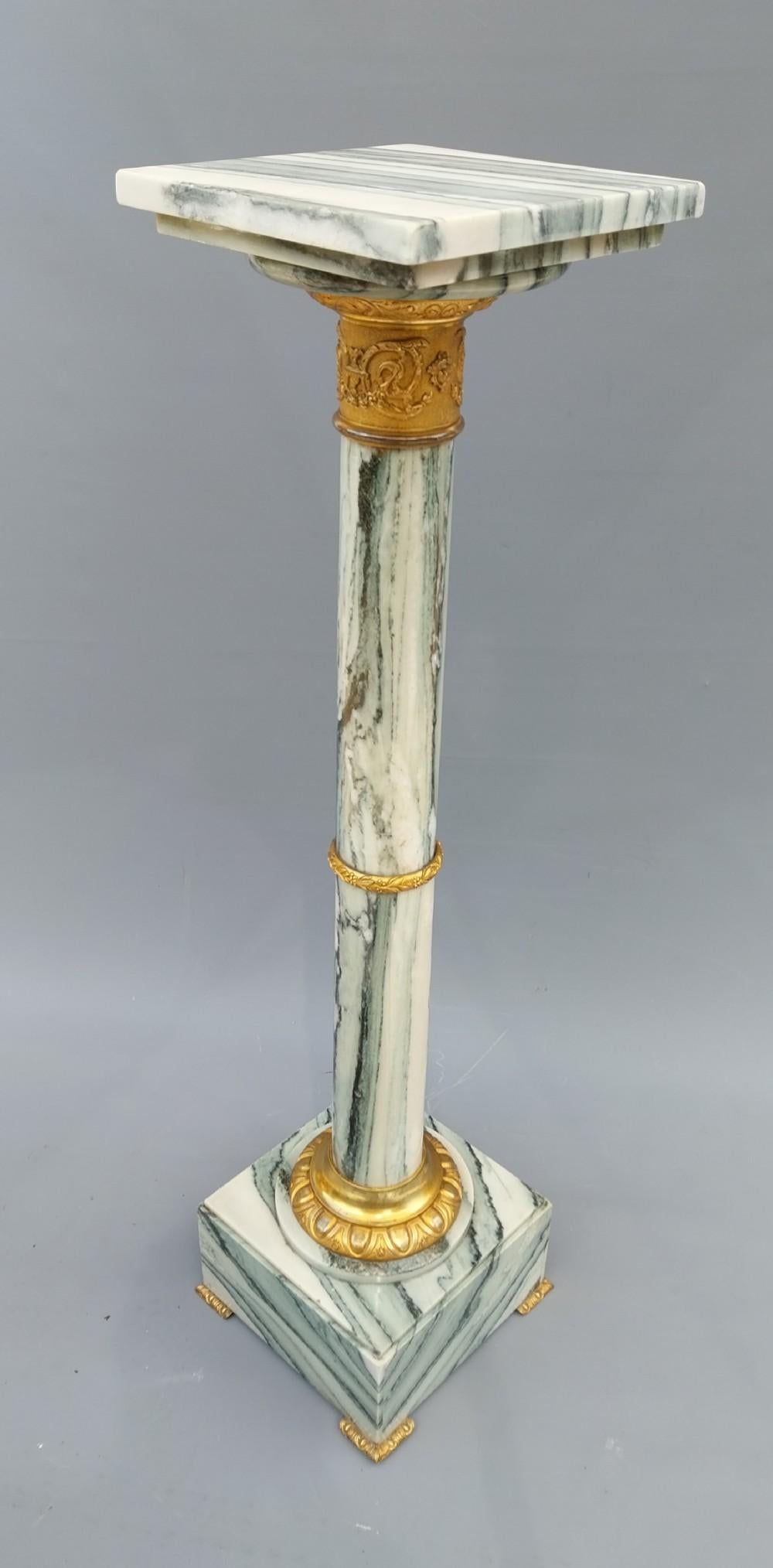 Une très belle colonne en marbre veiné vert avec un sommet tournant carré sur une monture en bronze doré de qualité avec une colonne circulaire bien veinée, un collier central doré, terminé par une base carrée en marbre et des pieds en bronze