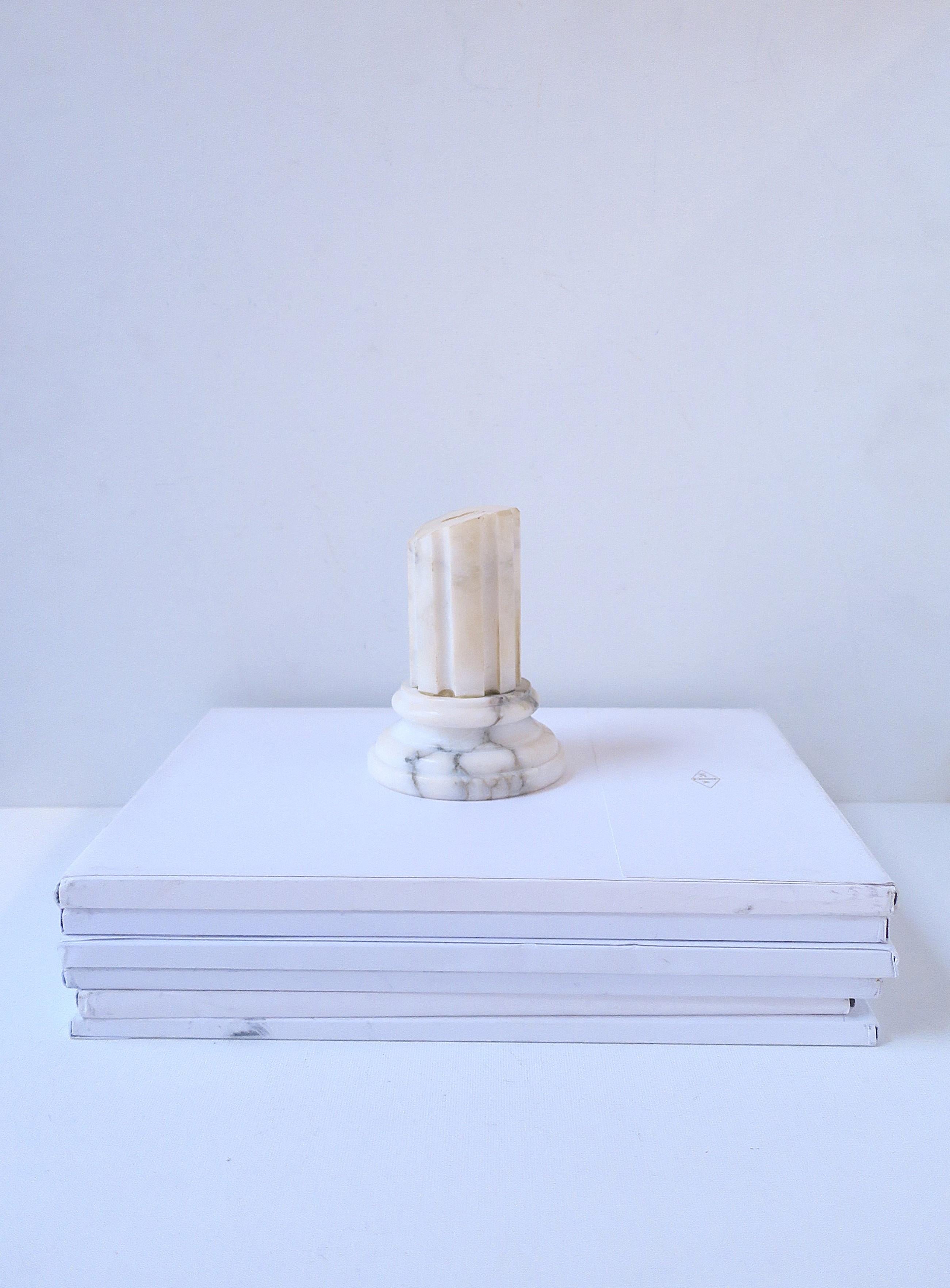 Marble Column Pillar Neoclassical Decorative Object Italian In condizioni buone in vendita a New York, NY