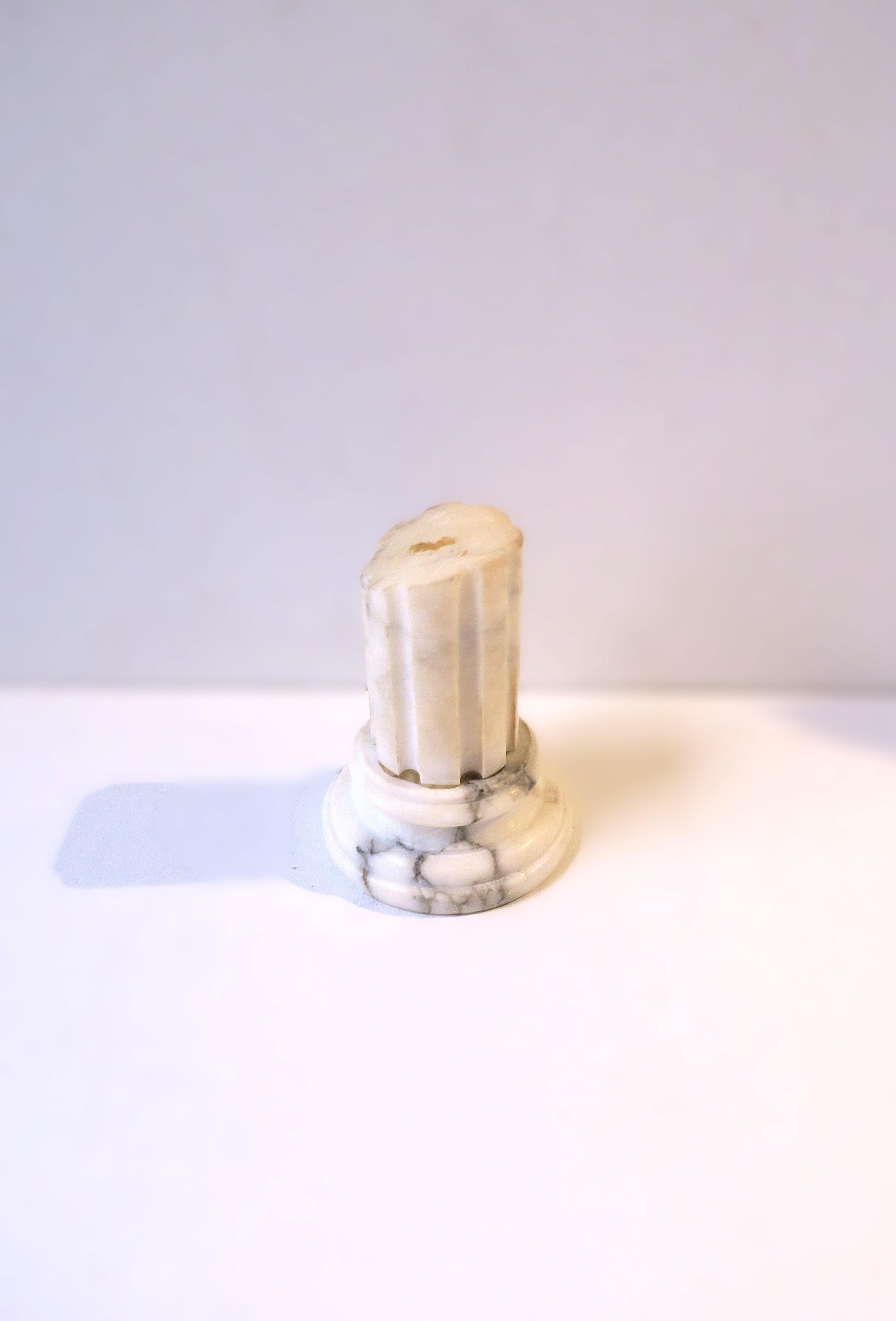 XX secolo Marble Column Pillar Neoclassical Decorative Object Italian in vendita