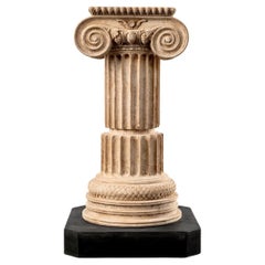 Columne en marbre, Stele dans le goût de l'Égypte ancienne, 20e siècle.