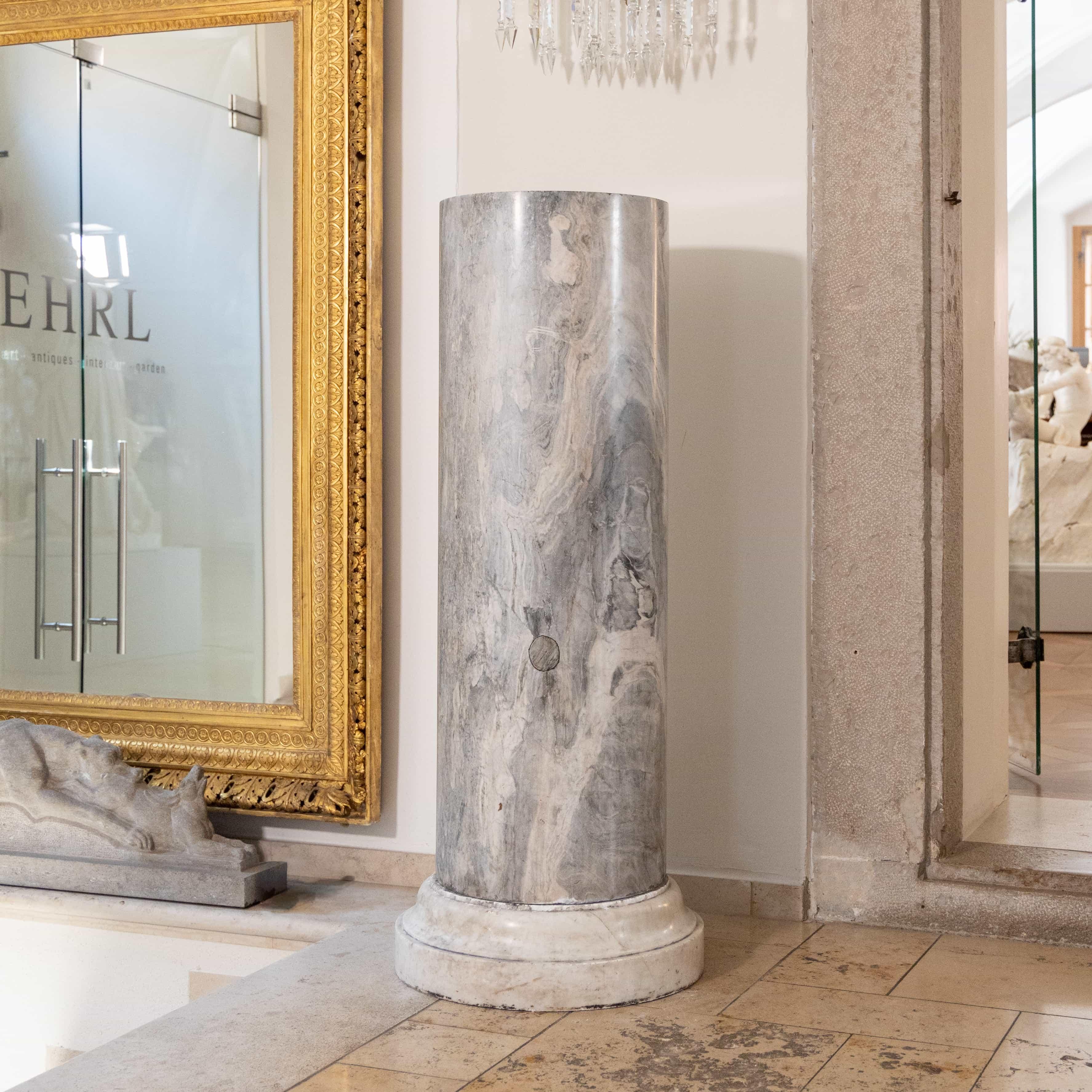 Column stump with smooth column shaft (106 x Ø36 cm) of grey marble on a profiled base from the 19th century.