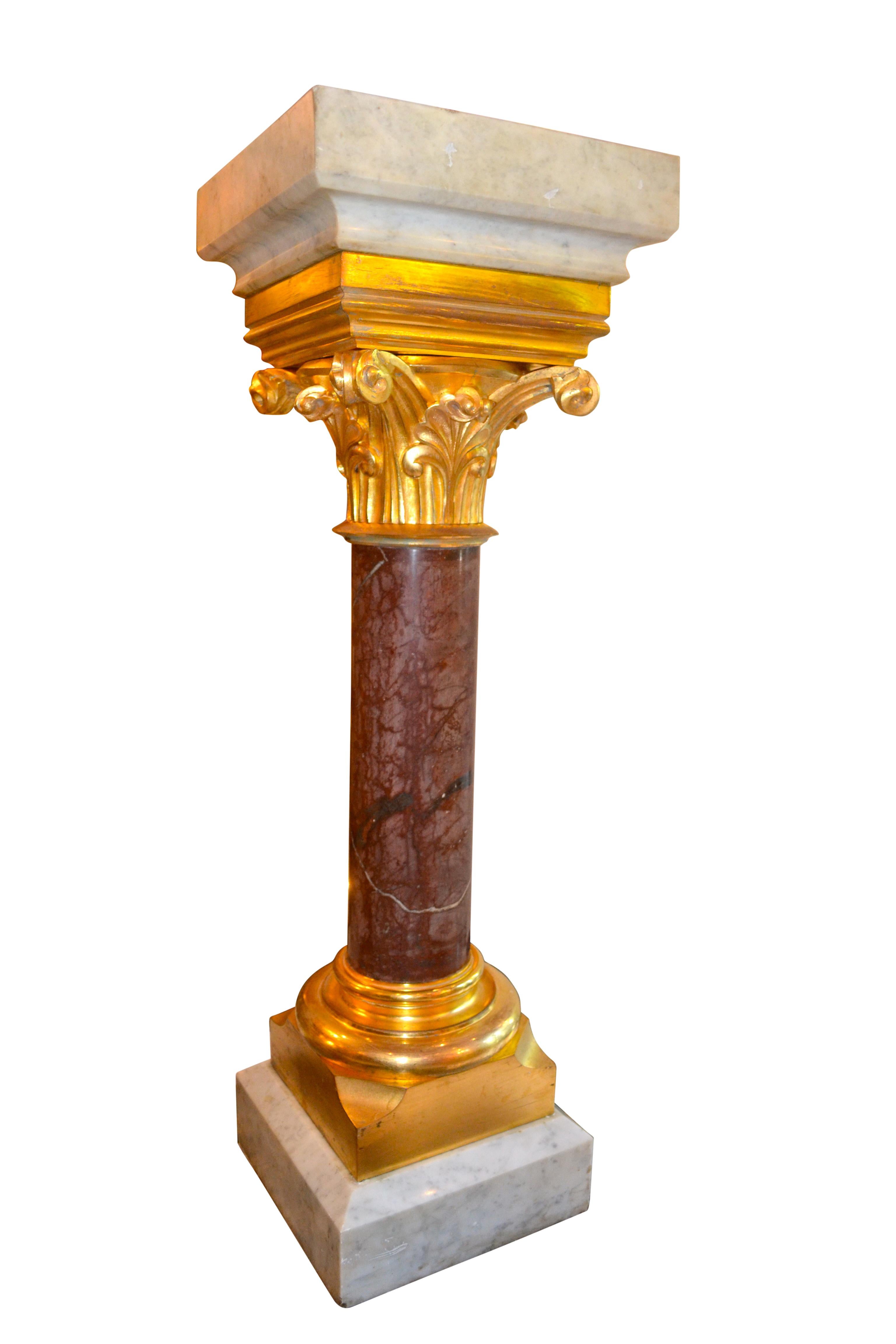 Romain classique colonne en marbre avec chapiteau et base en bronze doré en vente