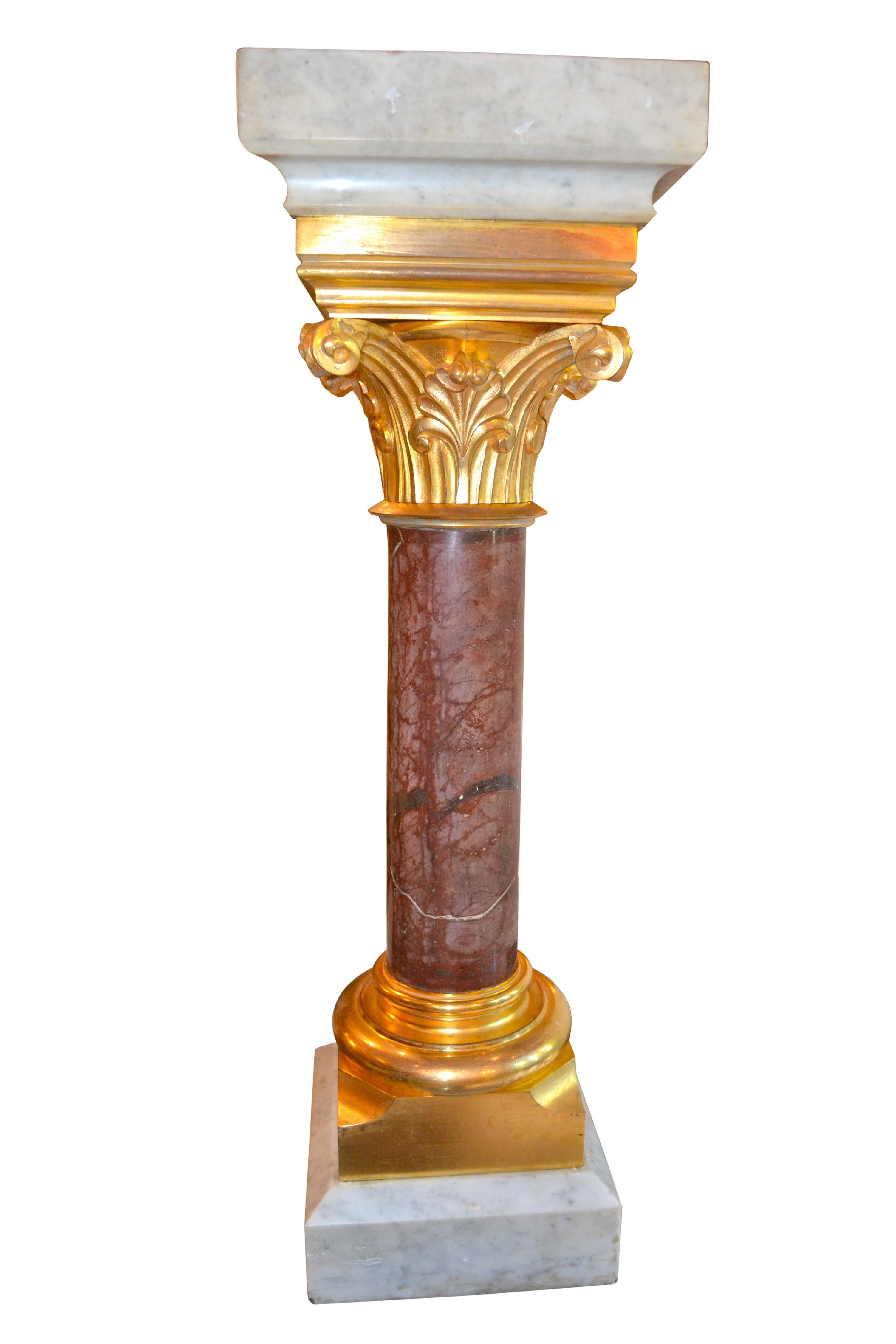 italien colonne en marbre avec chapiteau et base en bronze doré en vente