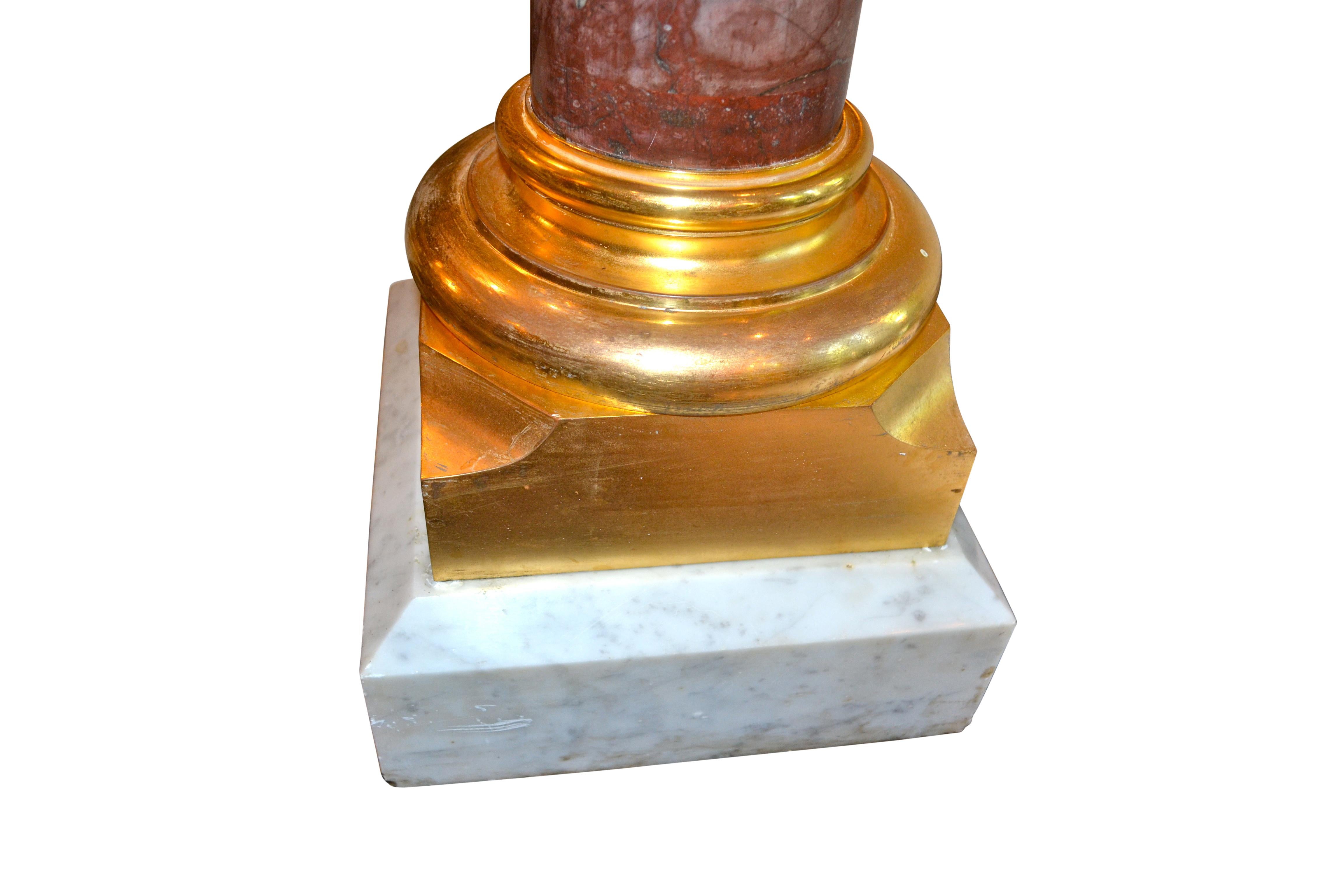 Doré colonne en marbre avec chapiteau et base en bronze doré en vente