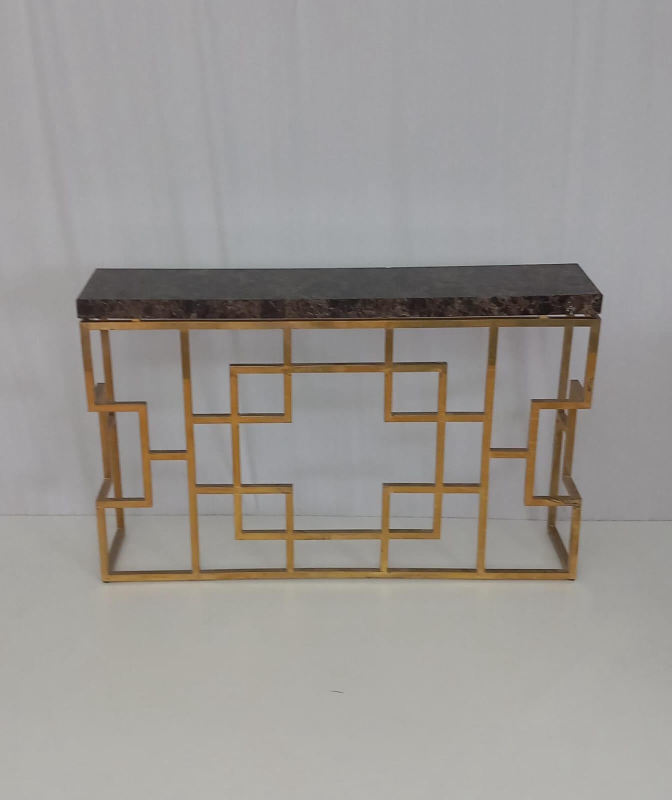 Experience the timeless elegance of this 1980s console. Crafted with a brass structure, it boasts clean geometric lines and a marble top reflecting the highly sought-after Art Deco style, bringing an air of vintage sophistication to your space.