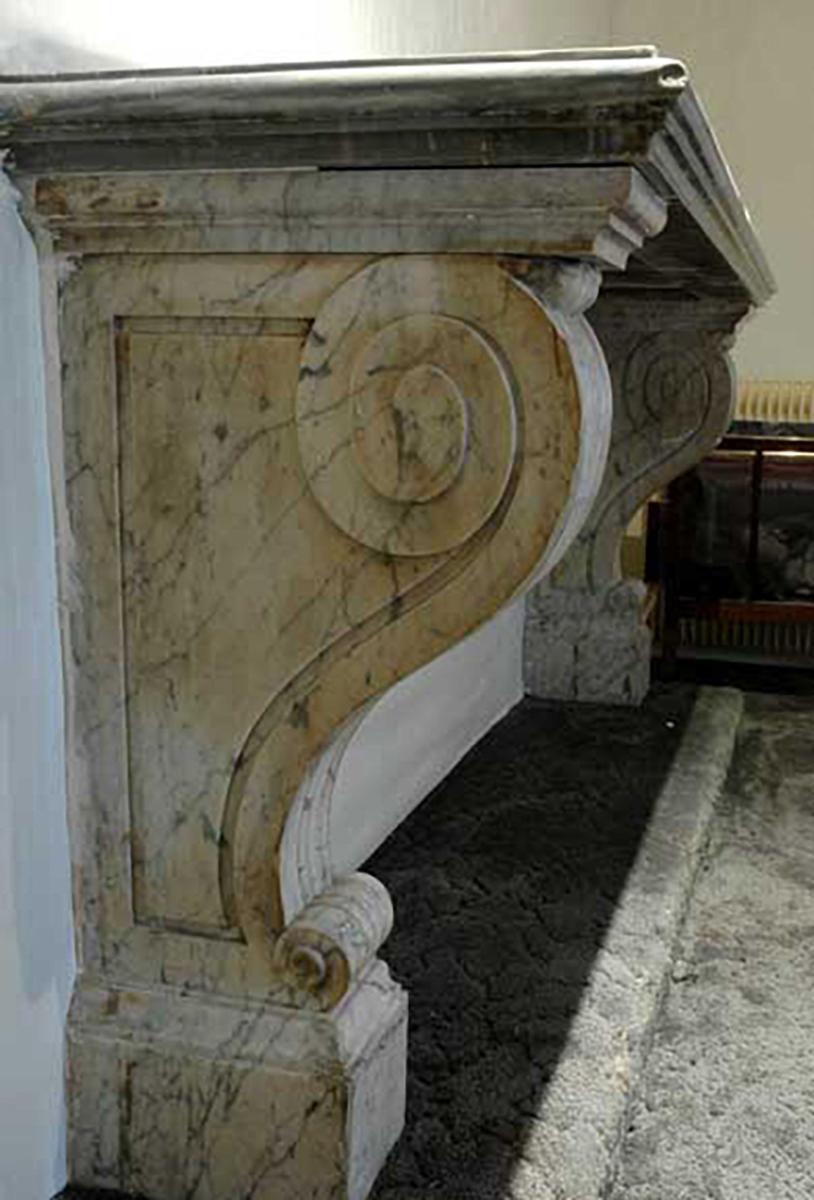 Consolle in marmo, risalente al periodo Impero e che segue lo stile Impero.  La forma delle gambe rende questo tavolo consolle molto originale; la sua originalità deriva dalla forma delle gambe, che presentano volute arricciate nella parte superiore