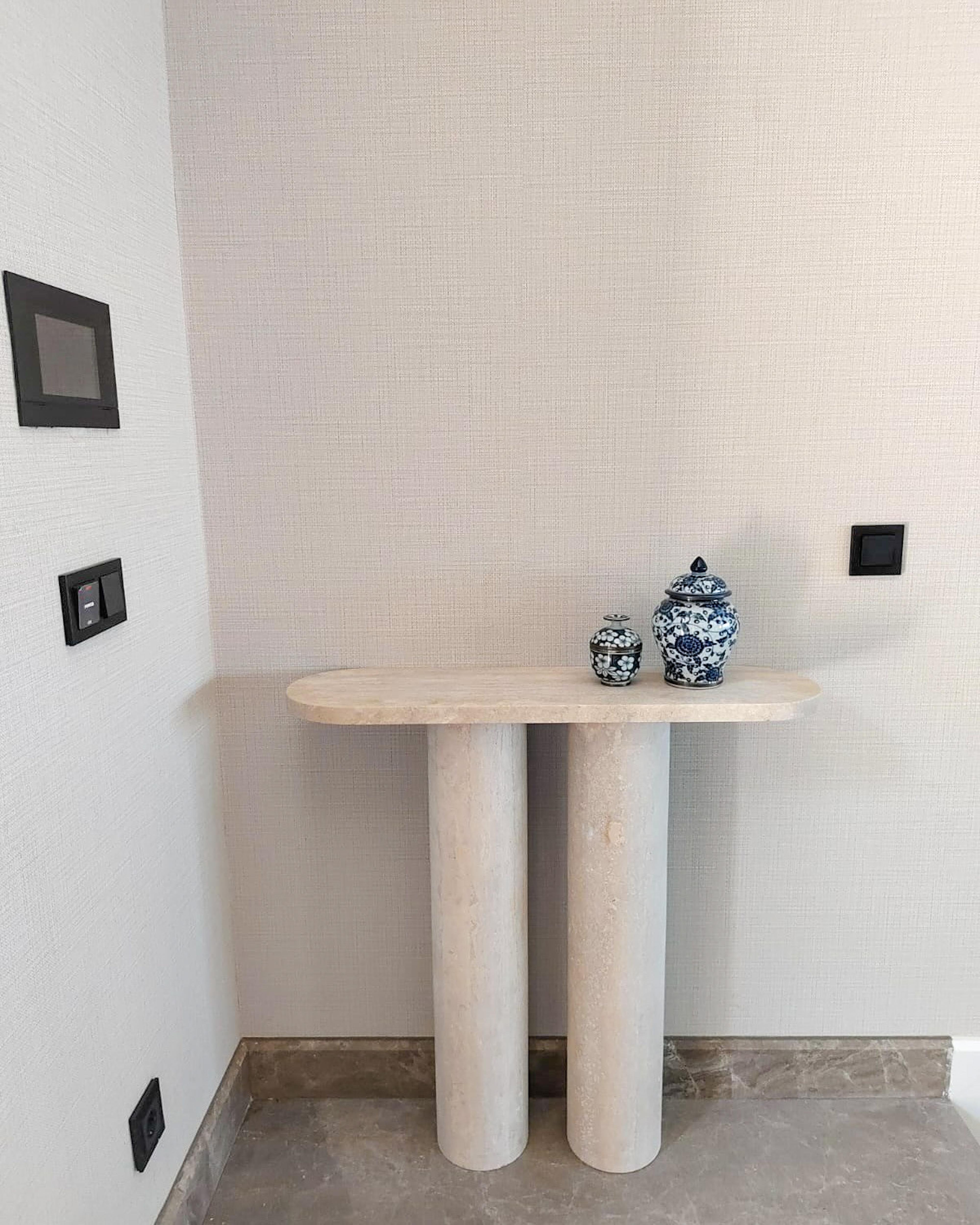 Mesa consola de mármol - Mesa consola de travertino italiano - Mesa de entrada crema Tallado en venta