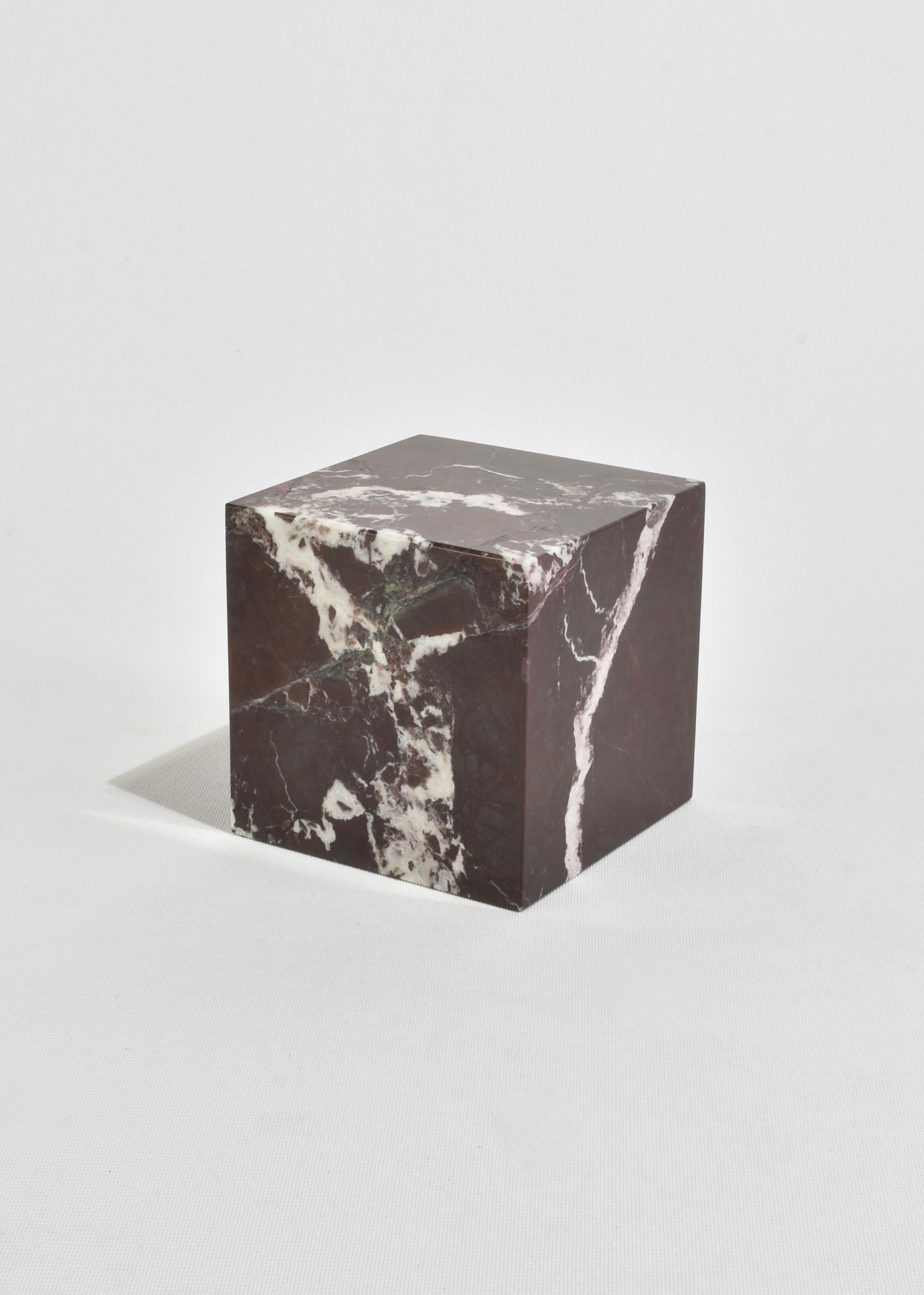 Die Buchstütze Cube ist das neueste Design aus unserer hauseigenen Kollektion. Stellen Sie ihn als Skulptur aus, verwenden Sie ihn als schicken Türstopper, oder einfach als Buchstütze. Handgefertigt aus rotem Marmor von Kunsthandwerkern in Indien,