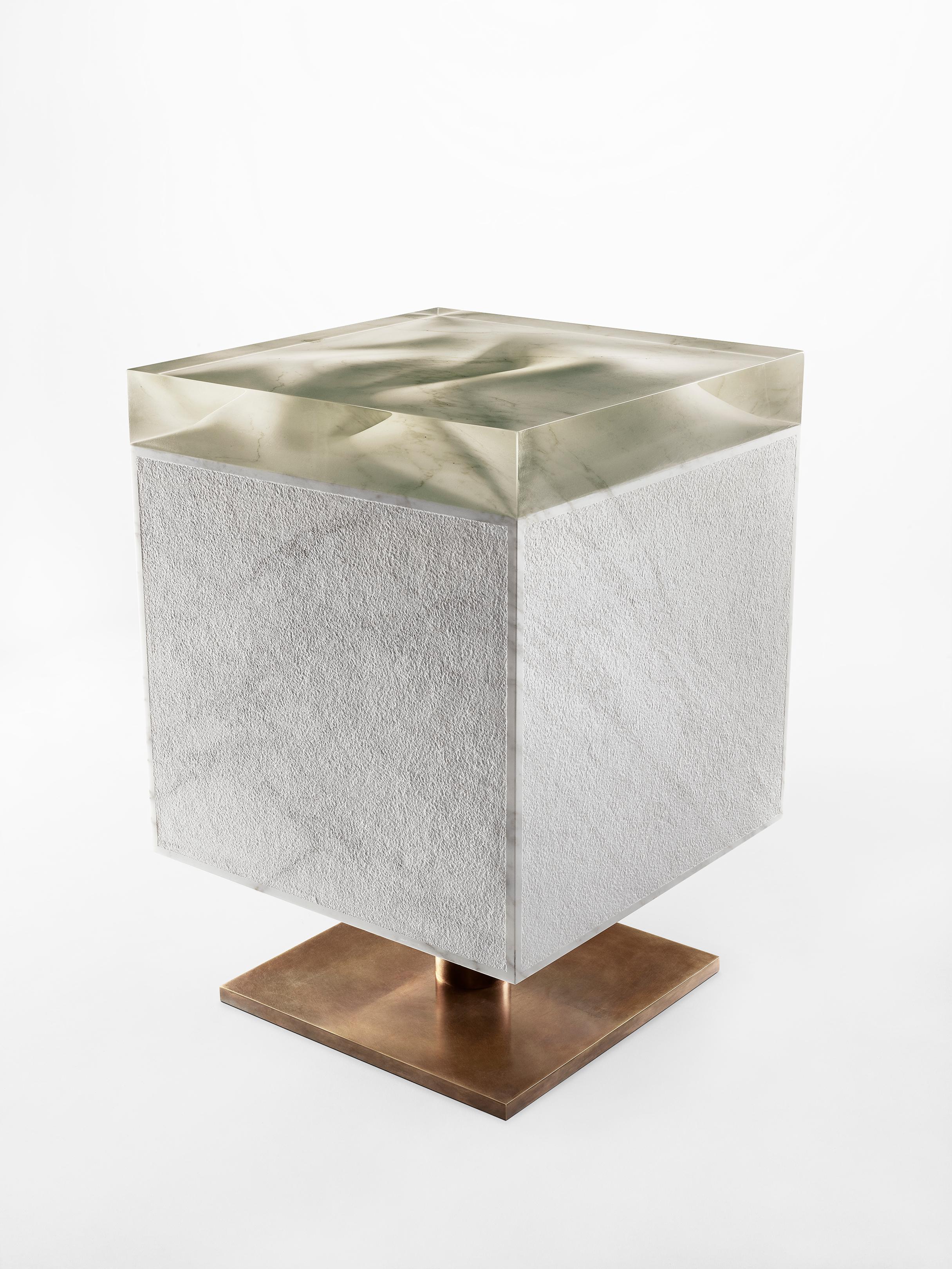 Table cubique en marbre de Jonathan Hansen
12 Editions + 1 AP
Dimensions : 40,6 x 40,6 x 58,4 cm
Matériaux : Marbre Calacatta, Bronze architectural, Résine


SERIES I CAPTUM BIOMORFE est un ensemble de neuf sculptures réalisées par l'artiste