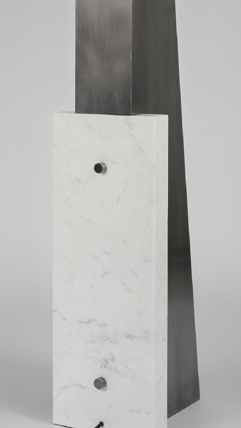 Brossé Lampe de table Triangle II taillée en marbre par Square in Circle en vente