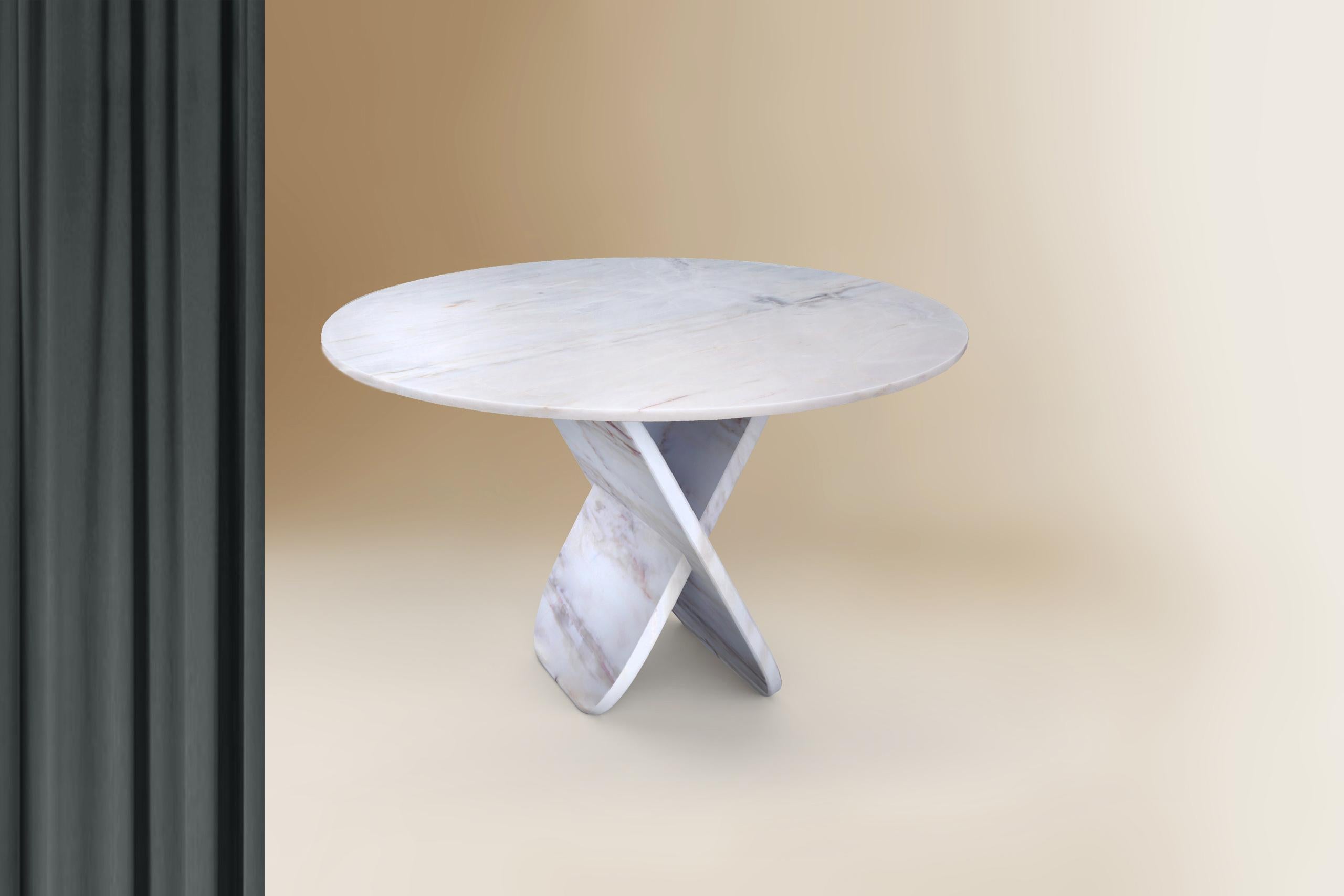 La table Balance est l'une des créations du prestigieux designer espagnol Sergio Prieto. Il s'agit d'une table de salle à manger d'un diamètre de 120-150cm et d'une hauteur de 79cm, réalisée en marbre blanc du Portugal, collecté et travaillé