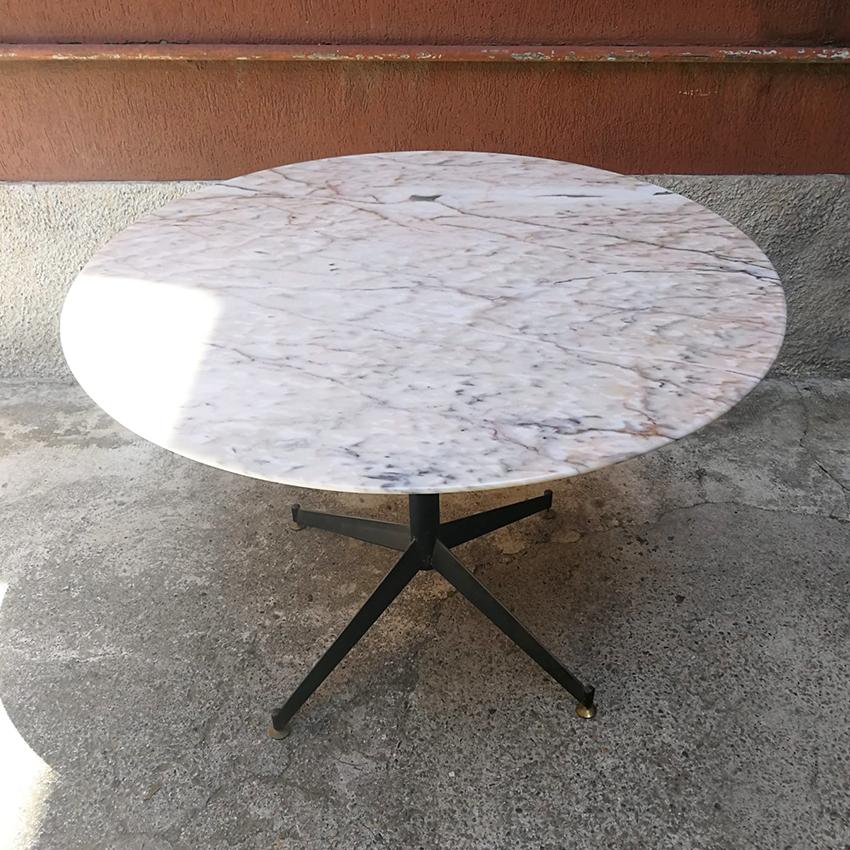 1950s midcentury Italian marble dining table.
Circular pink marble table with black metal legs and brass ferrules.
The top is completely repolished, while metal part as been painted again in mat black.