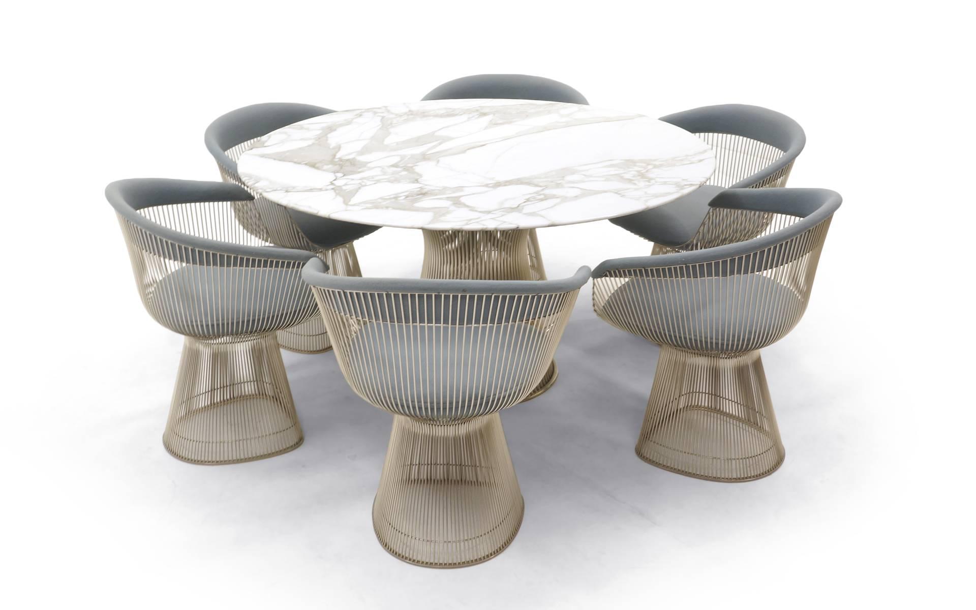 Warren Platner for Knoll marble top dining table and six matching chairs. Early Knoll production. The set is in very good condition. No chips to the marble, no rust / wear to the wire structures. The original fabric shows light wear. A beautiful