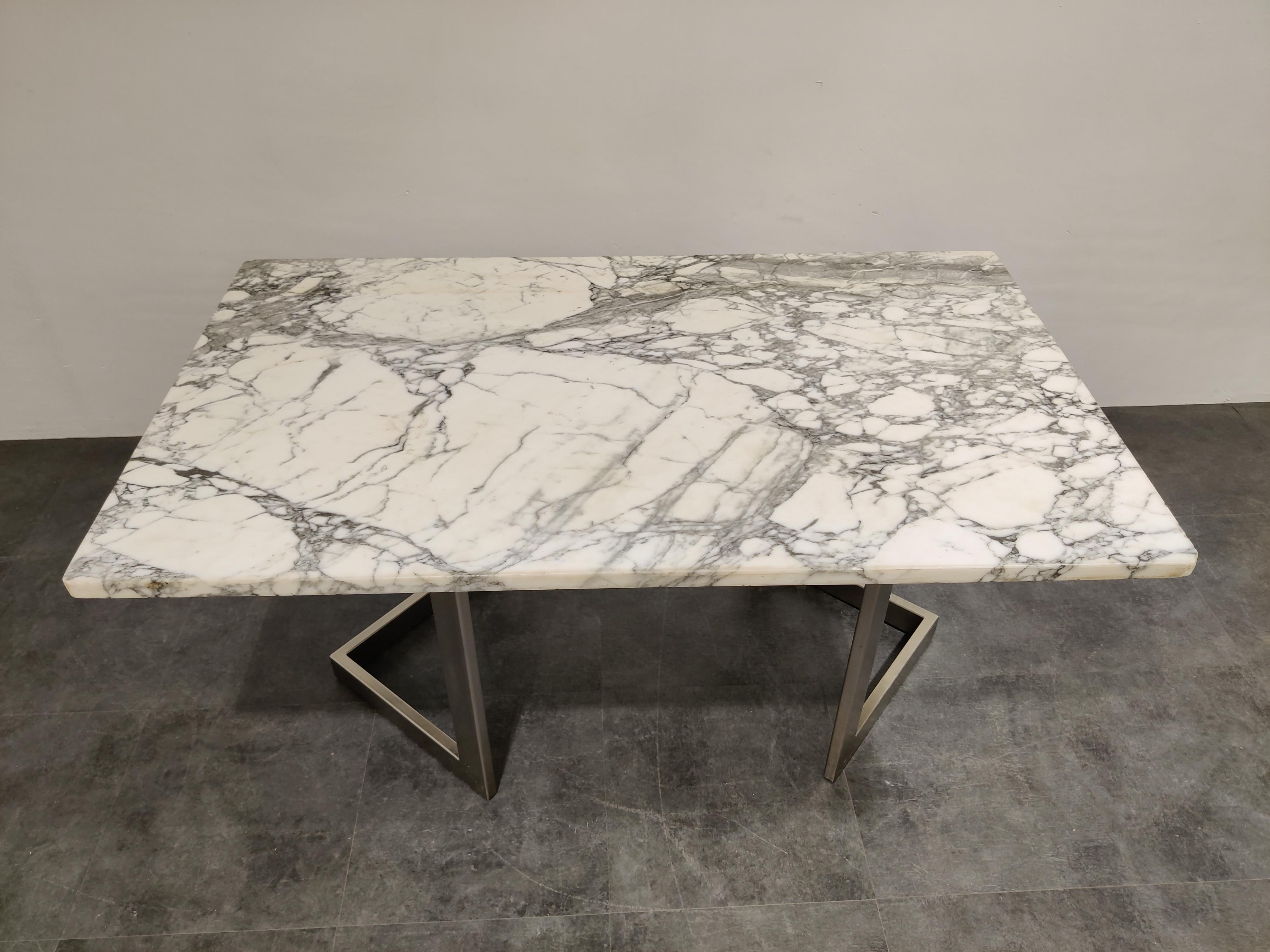 Beautiful modernist dining table designed by Francoise see (1952-...) in the 1970s.

Referred to as edition 'Ramsay'.

This rare and exceptional dining table consists of V-shaped inox legs supporting a thick Carrara marble top with beautiful