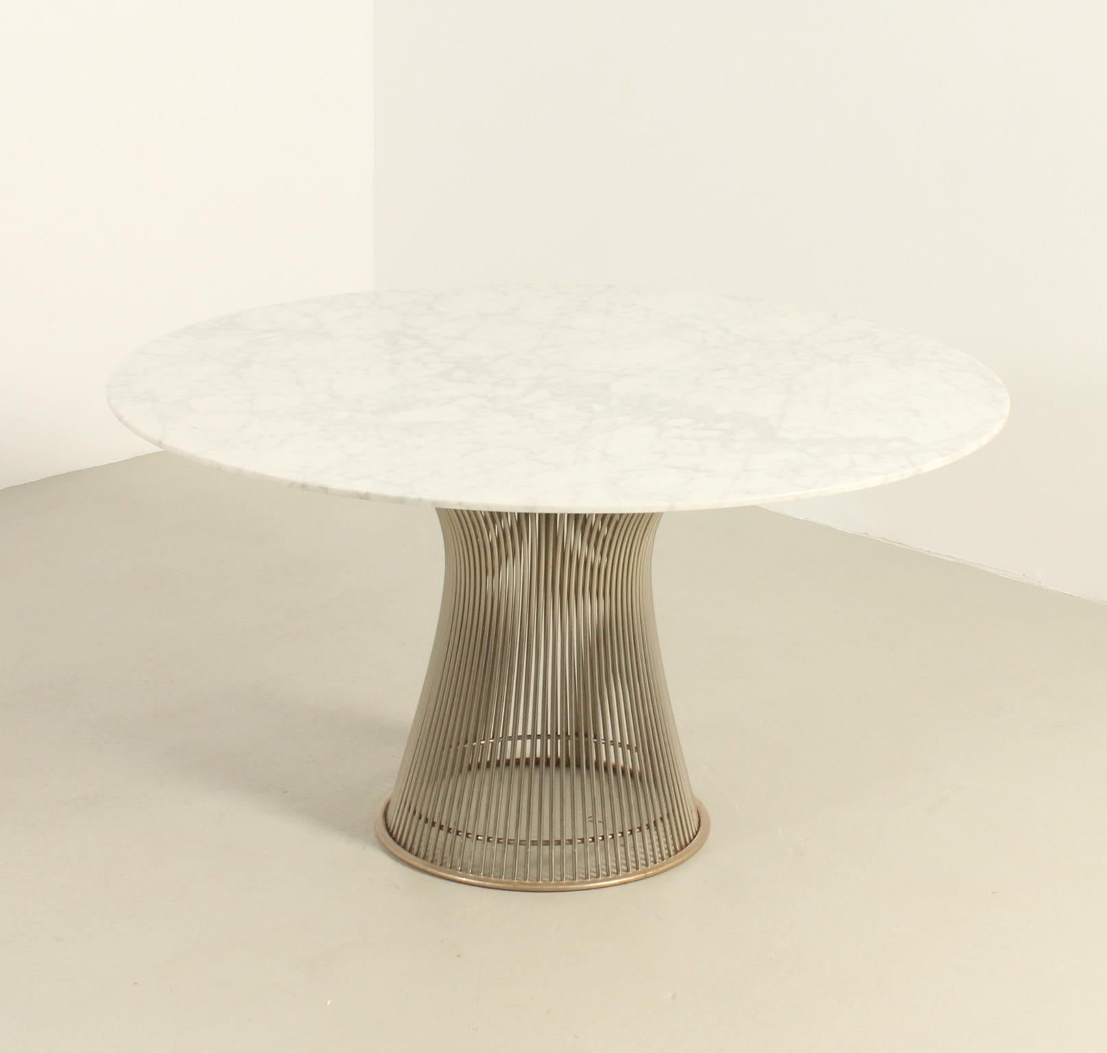 Table de salle à manger en marbre conçue par Warren Platner pour Knoll, États-Unis, 1966. Plateau en marbre Calacatta et base en acier nickelé poli. 
