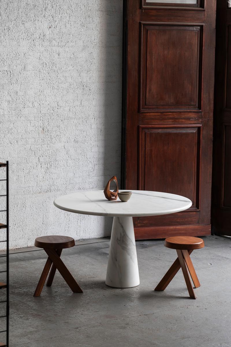 Round dining table designed in the manner of Angelo Mangiarotti, Italian design from the 1970s. Solid conical marble base and a rounded table top. In good condition.

H: 74 cm
W: 119 cm
D: 119 cm
