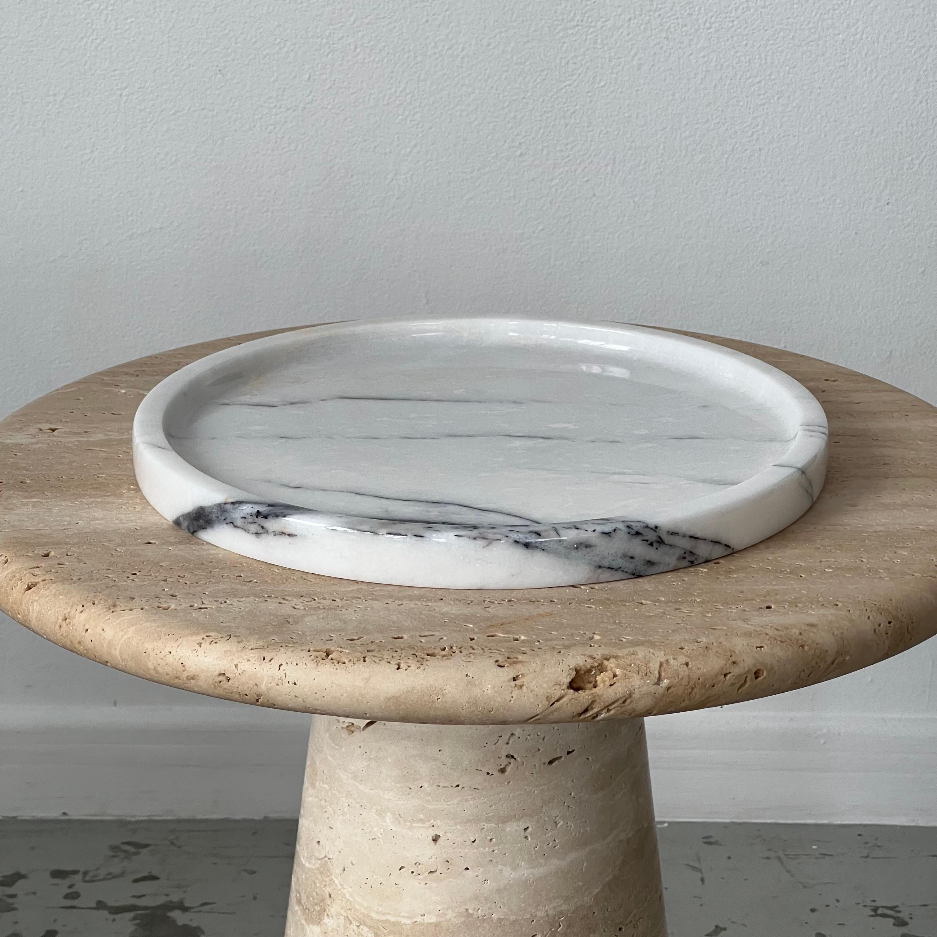 Circular dish in white marble with light, diffuse grey veins. 
Very good original condition.