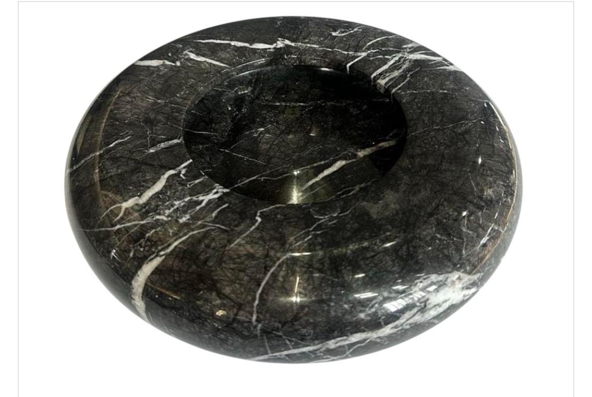 Piatto in marmo Up & Up International by Egidio Di Rosa & Pier Alessandro Giusti ItalyProgettato da Egidio Di Rosa and Pier Alessandro Giusti per Up & Up International. Ciotola/piatto in marmo nero di Marquina. Diametro 12