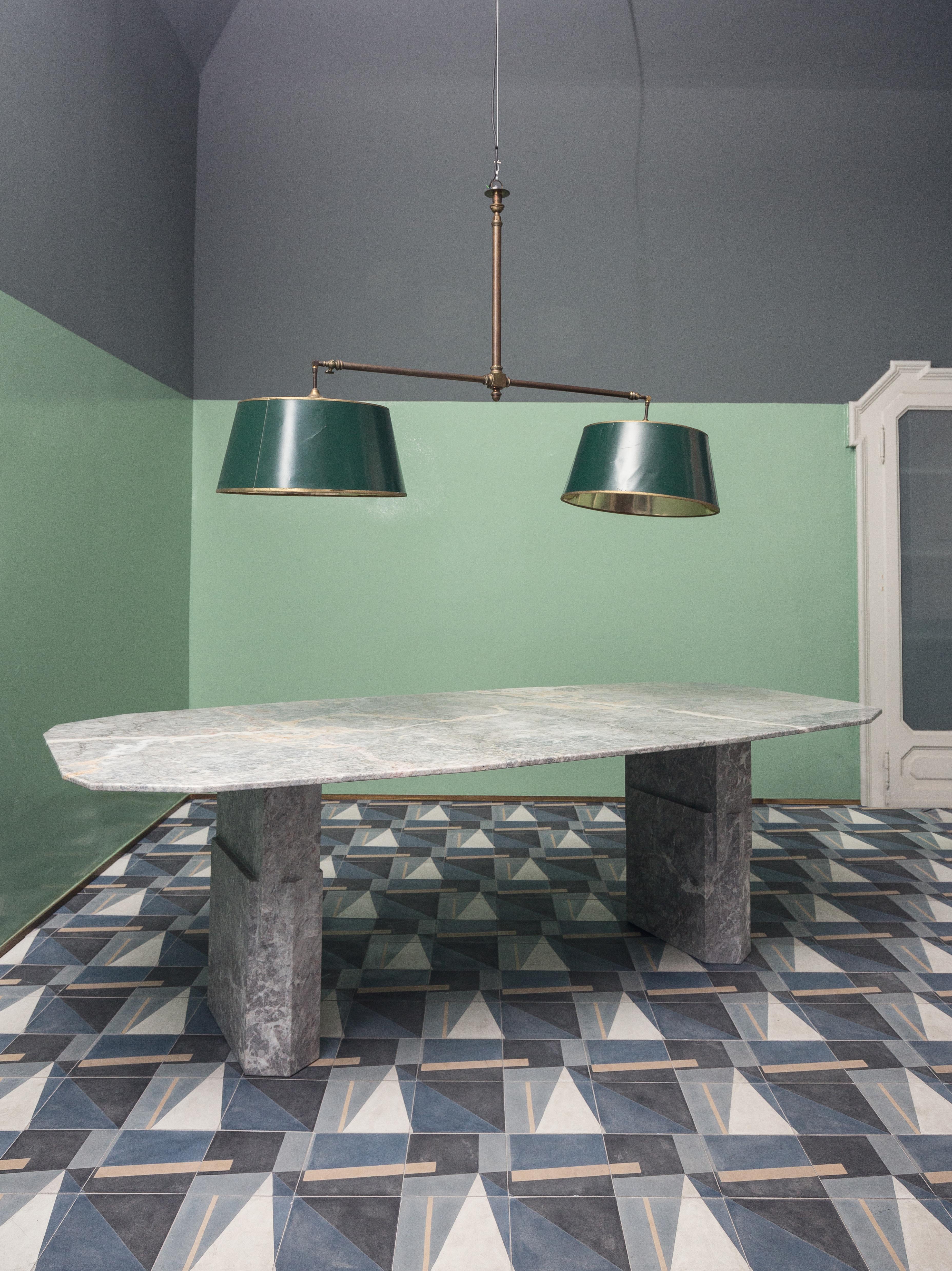Mesa de comedor Dorik de mármol by Oeuffice Moderno en venta