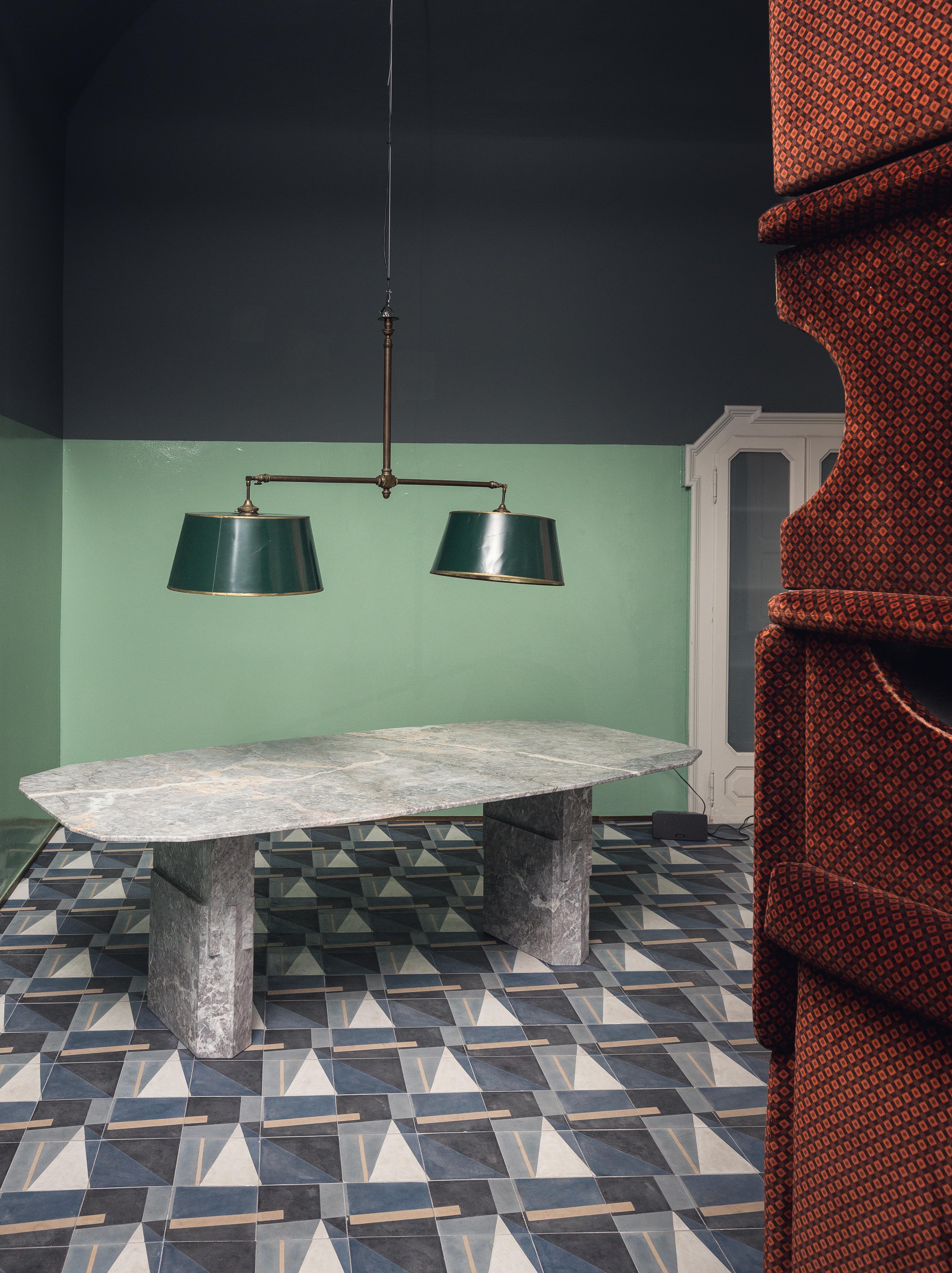 Anglais Table de salle à manger en marbre Dorik par Oeuffice en vente