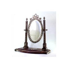 Table de toilette en marbre avec accents argentés et miroir