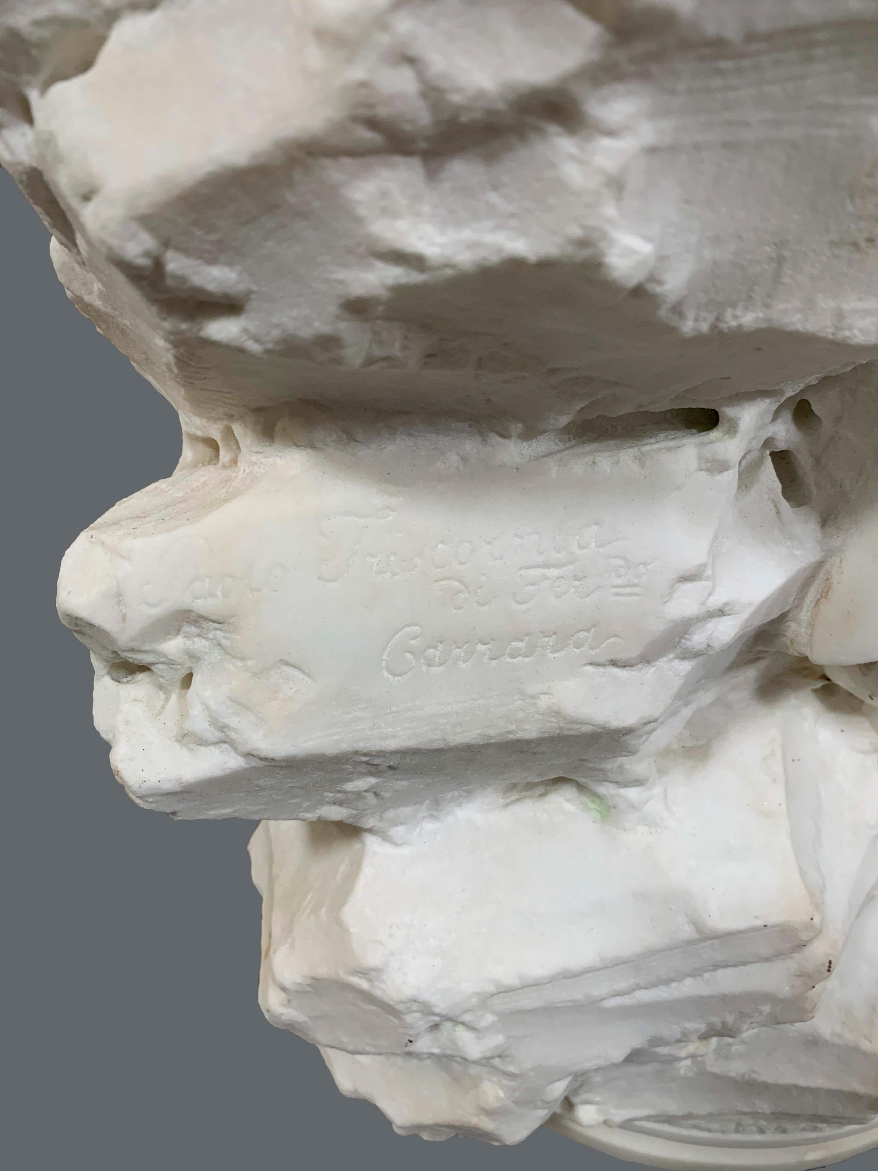 Marmorfigur einer auf Felsen sitzenden Dame aus Marmor von Paolo Di Ferdinando Triscornia im Angebot 3