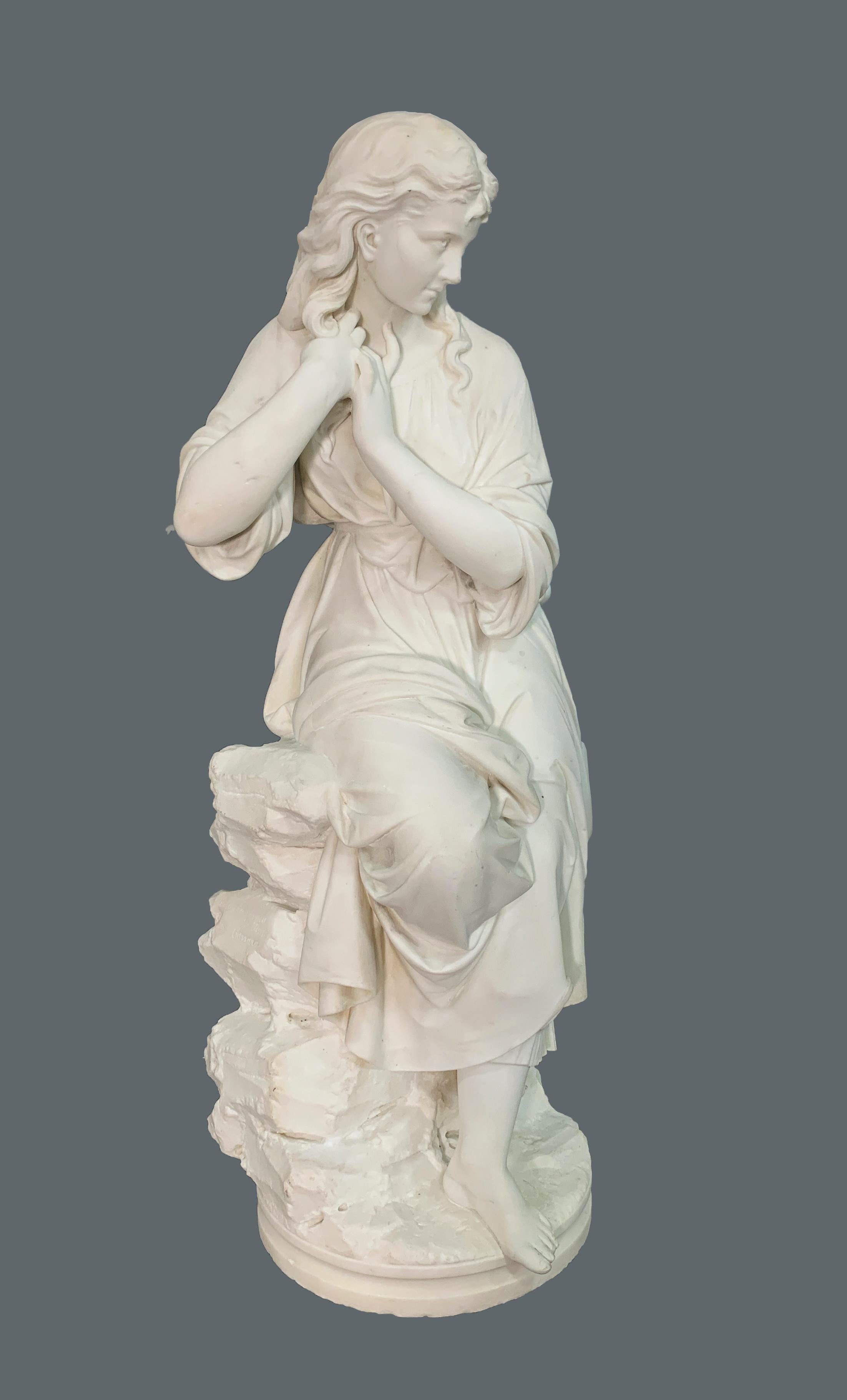 Marmorfigur einer auf Felsen sitzenden Dame aus Marmor von Paolo Di Ferdinando Triscornia (Italienisch) im Angebot