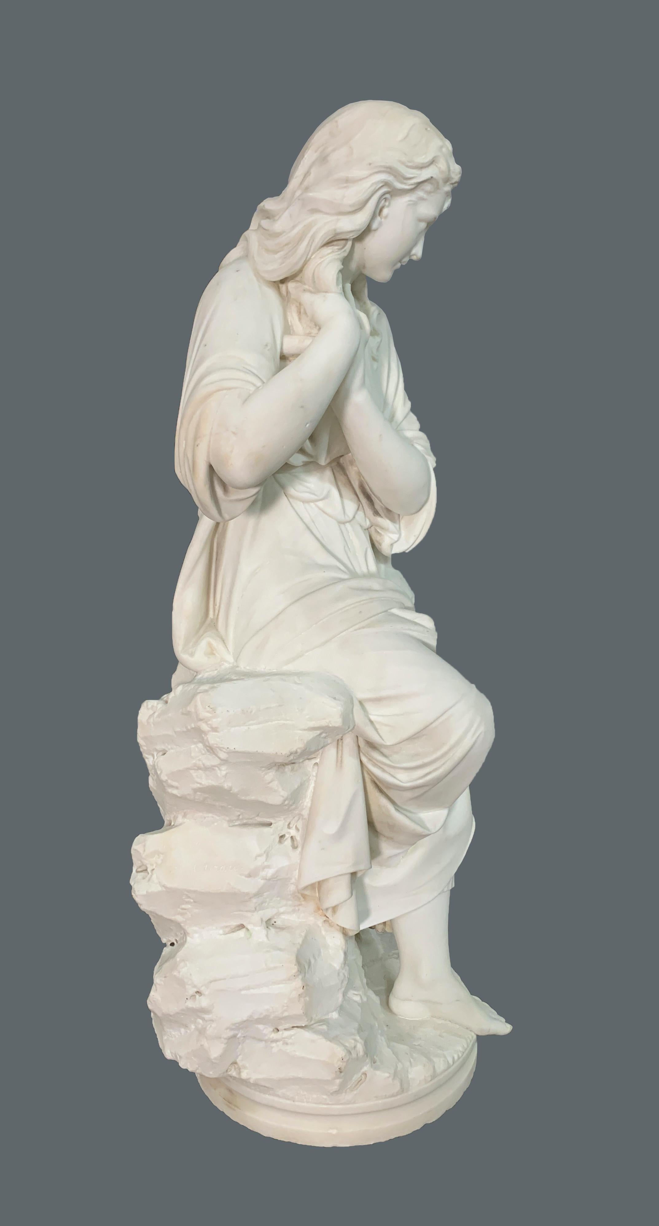 Marmorfigur einer auf Felsen sitzenden Dame aus Marmor von Paolo Di Ferdinando Triscornia (Handgeschnitzt) im Angebot