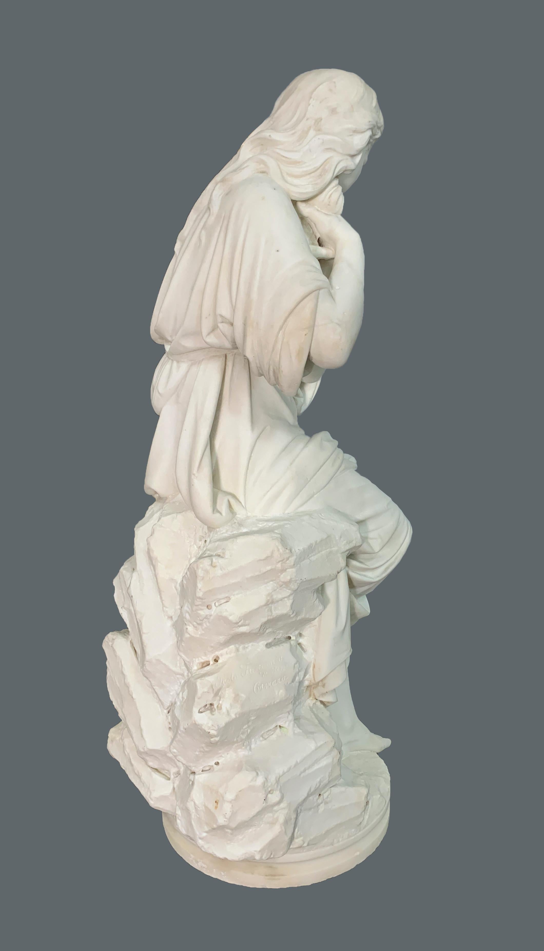 Marmorfigur einer auf Felsen sitzenden Dame aus Marmor von Paolo Di Ferdinando Triscornia (19. Jahrhundert) im Angebot