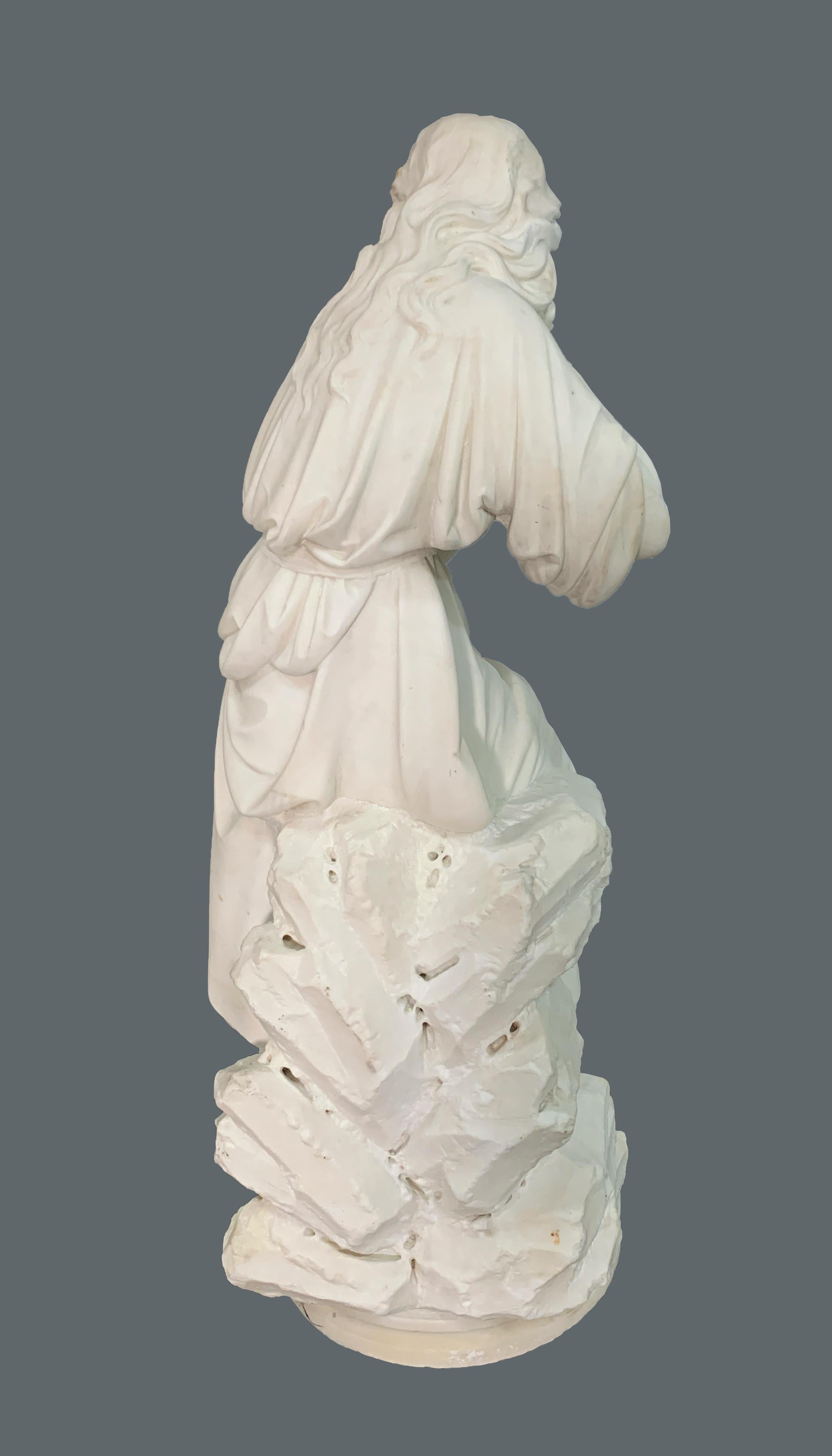 Marmorfigur einer auf Felsen sitzenden Dame aus Marmor von Paolo Di Ferdinando Triscornia (Carrara-Marmor) im Angebot