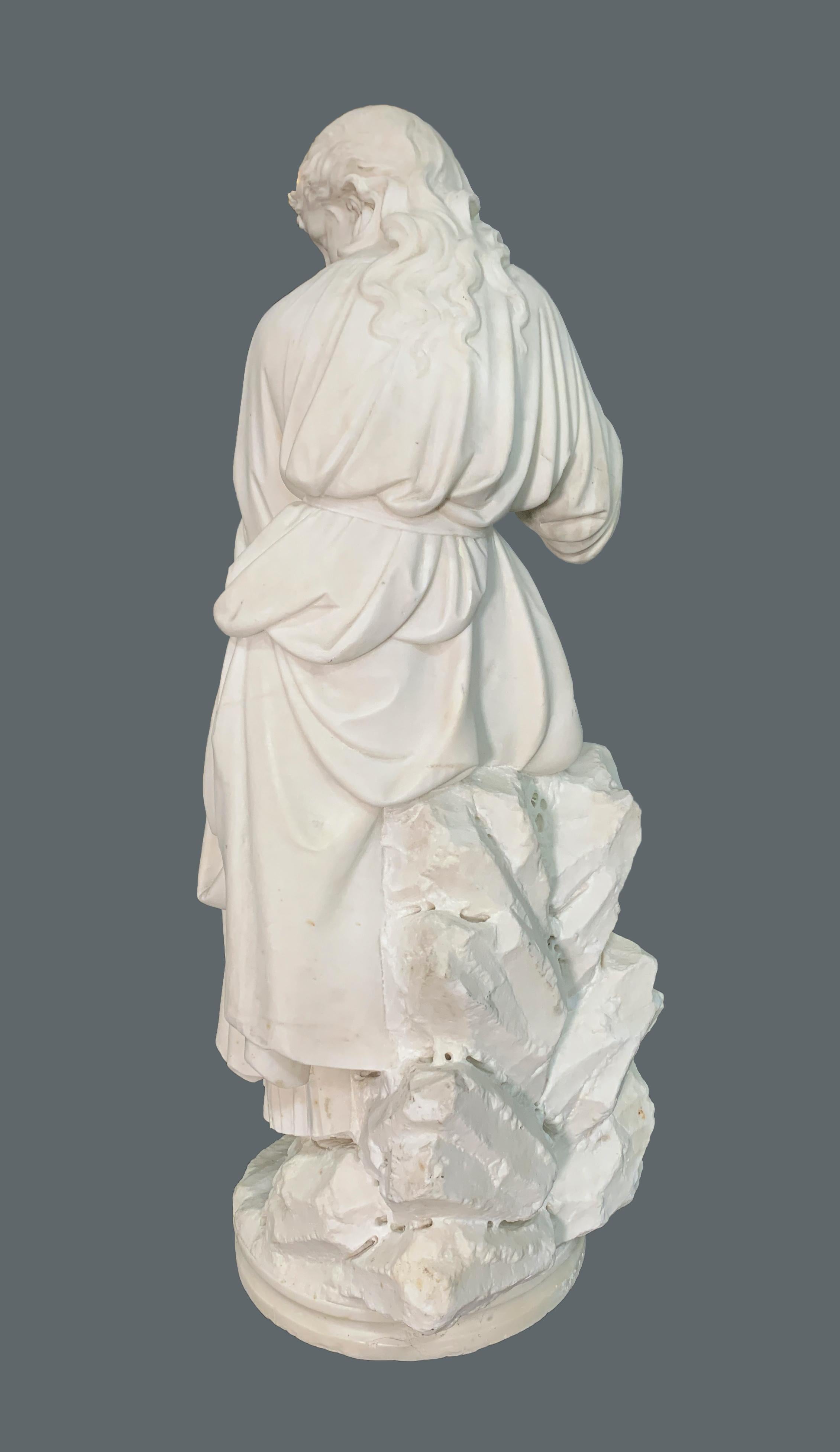 Marmorfigur einer auf Felsen sitzenden Dame aus Marmor von Paolo Di Ferdinando Triscornia im Angebot 1