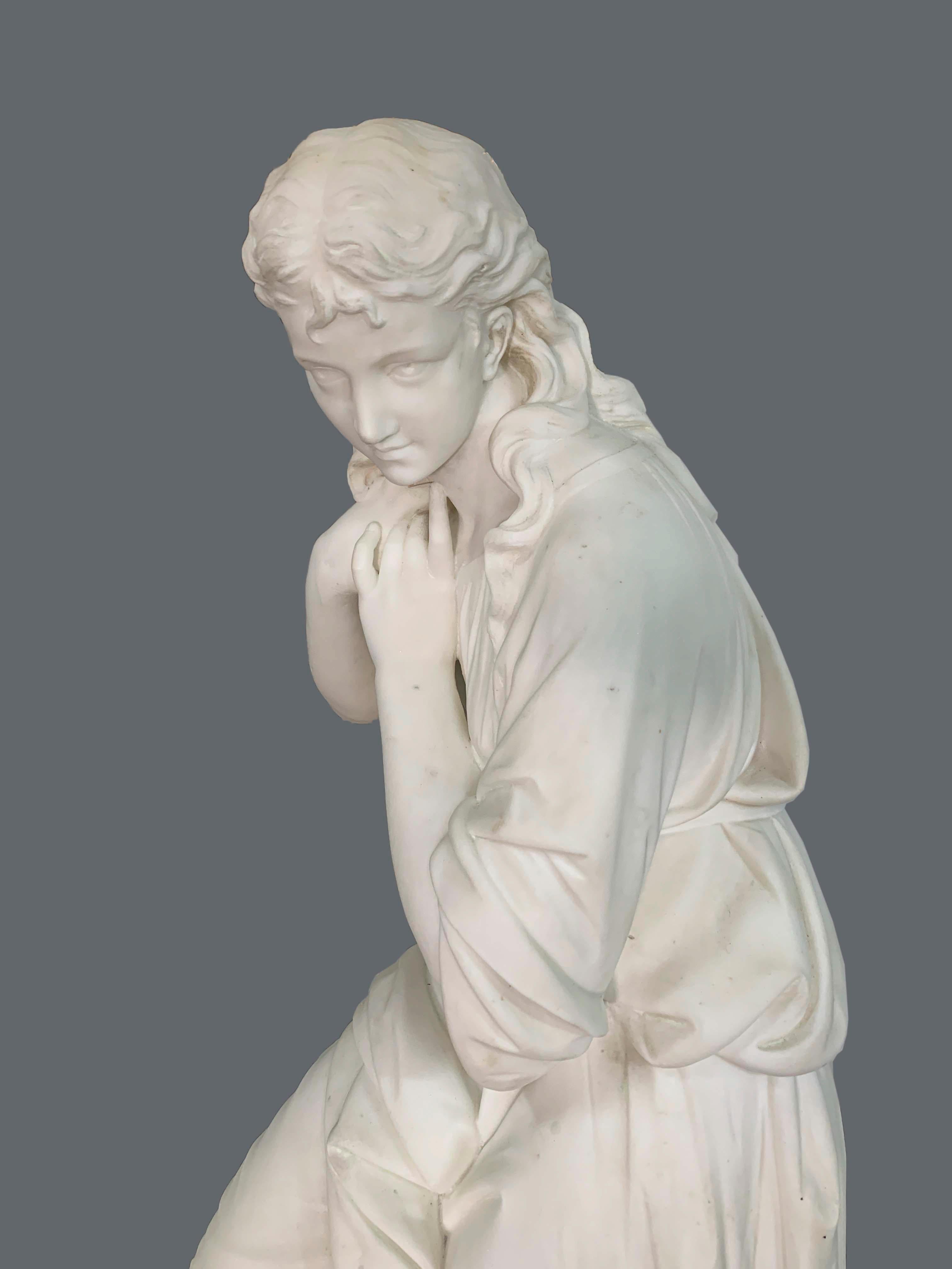 Marmorfigur einer auf Felsen sitzenden Dame aus Marmor von Paolo Di Ferdinando Triscornia im Angebot 2