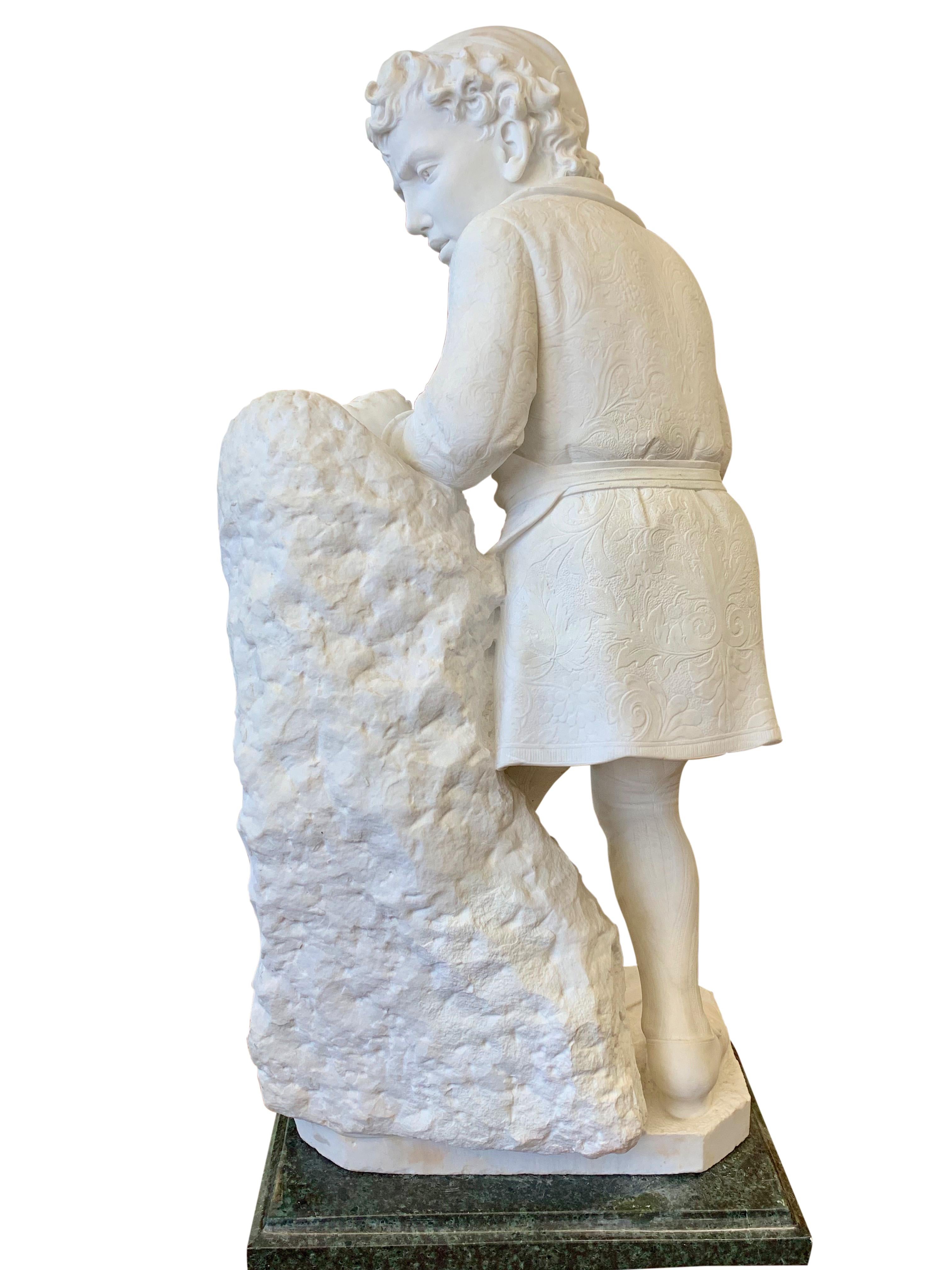 Figure ancienne en marbre de Michel-Ange sculptant la tête d'un faune en vente 5