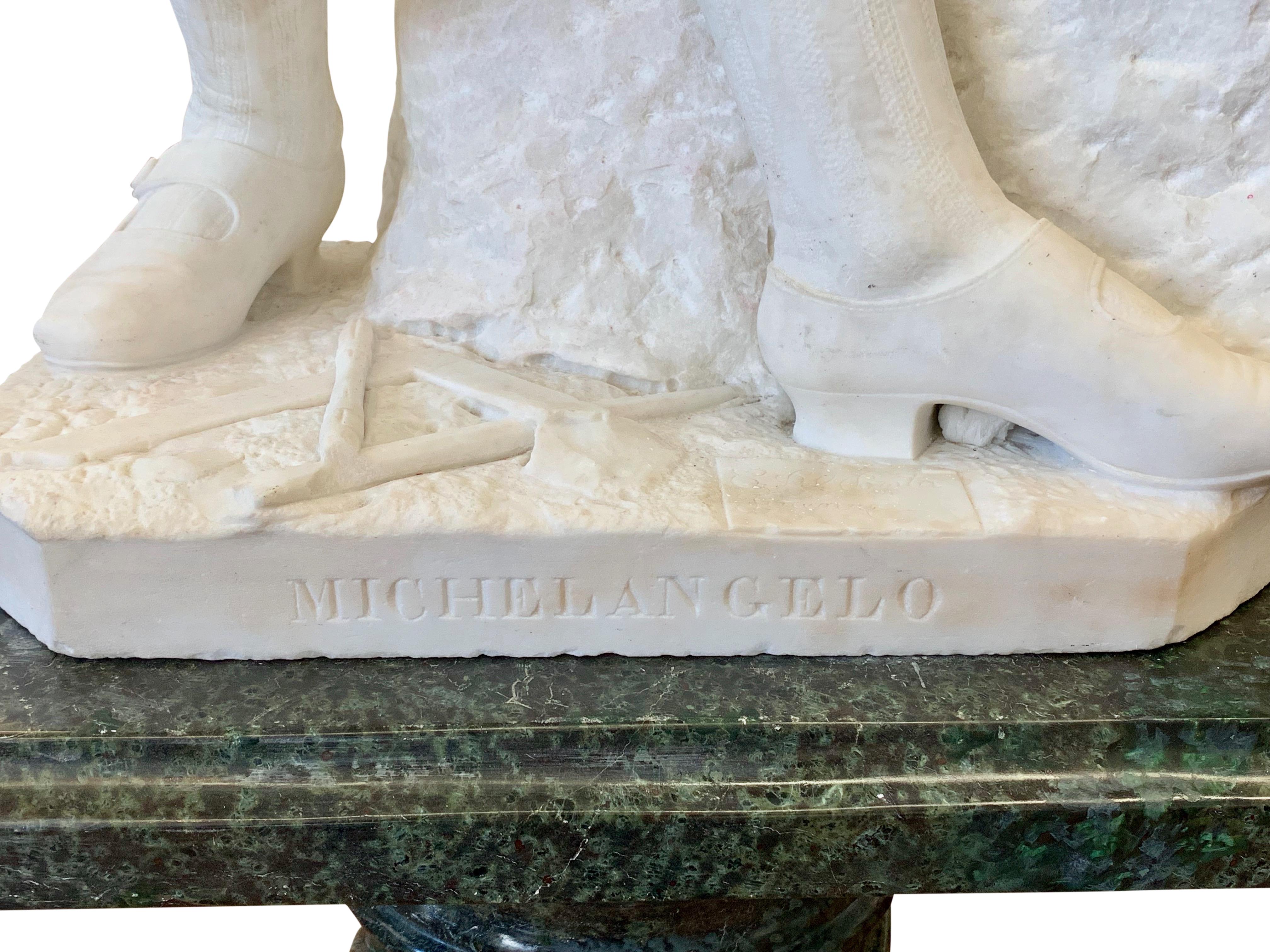 Figure ancienne en marbre de Michel-Ange sculptant la tête d'un faune en vente 6