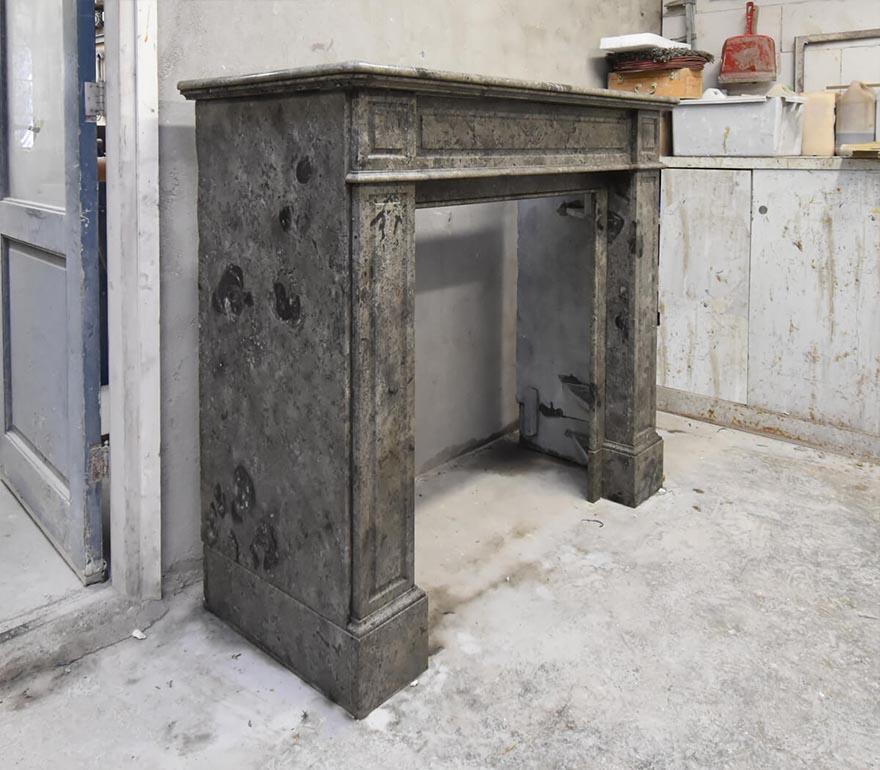 Nice marble fireplace mantel from the 19th Century
to place around the chimney.