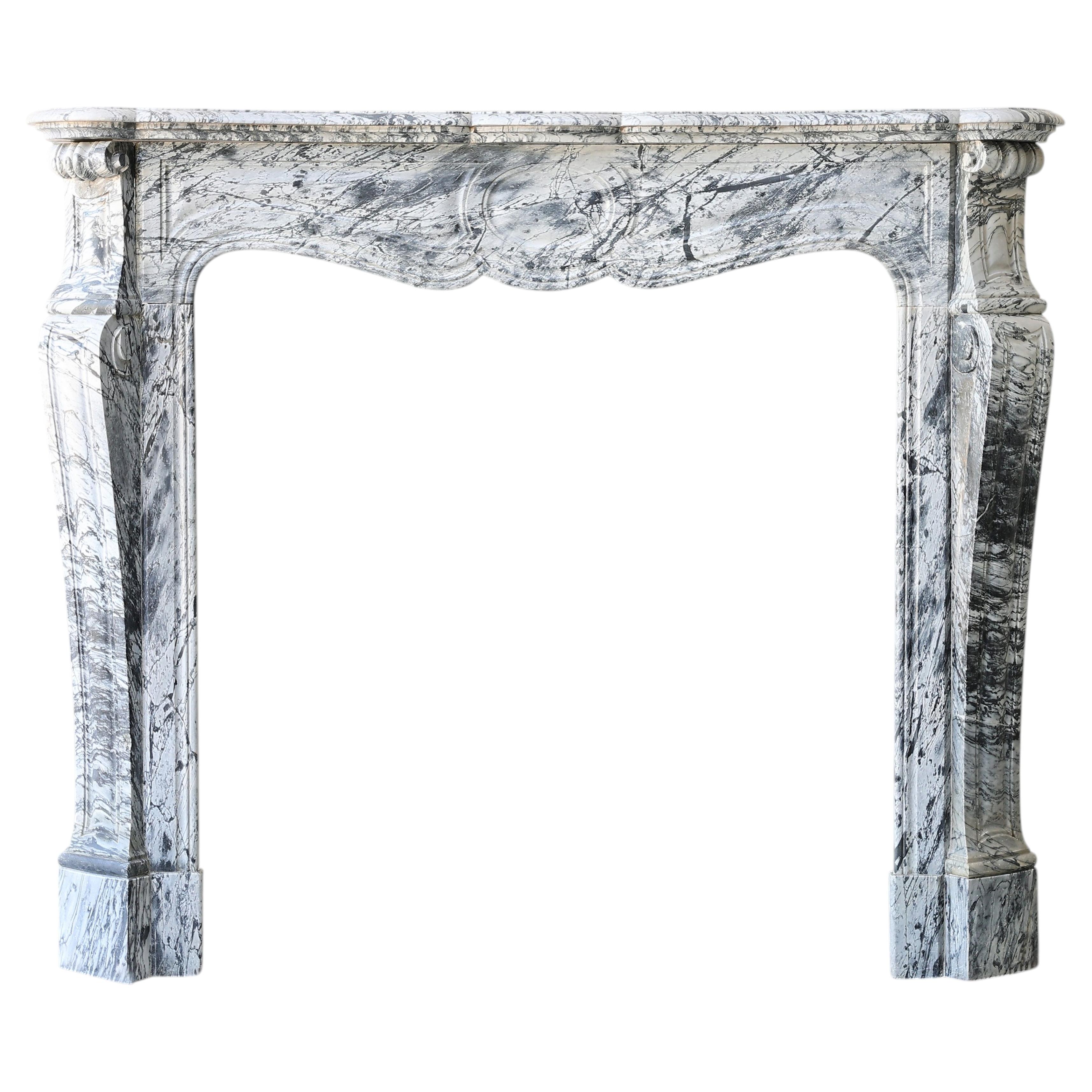 Cornisa de chimenea de mármol azul «fleuri» del siglo XIX, estilo Pompadour en venta