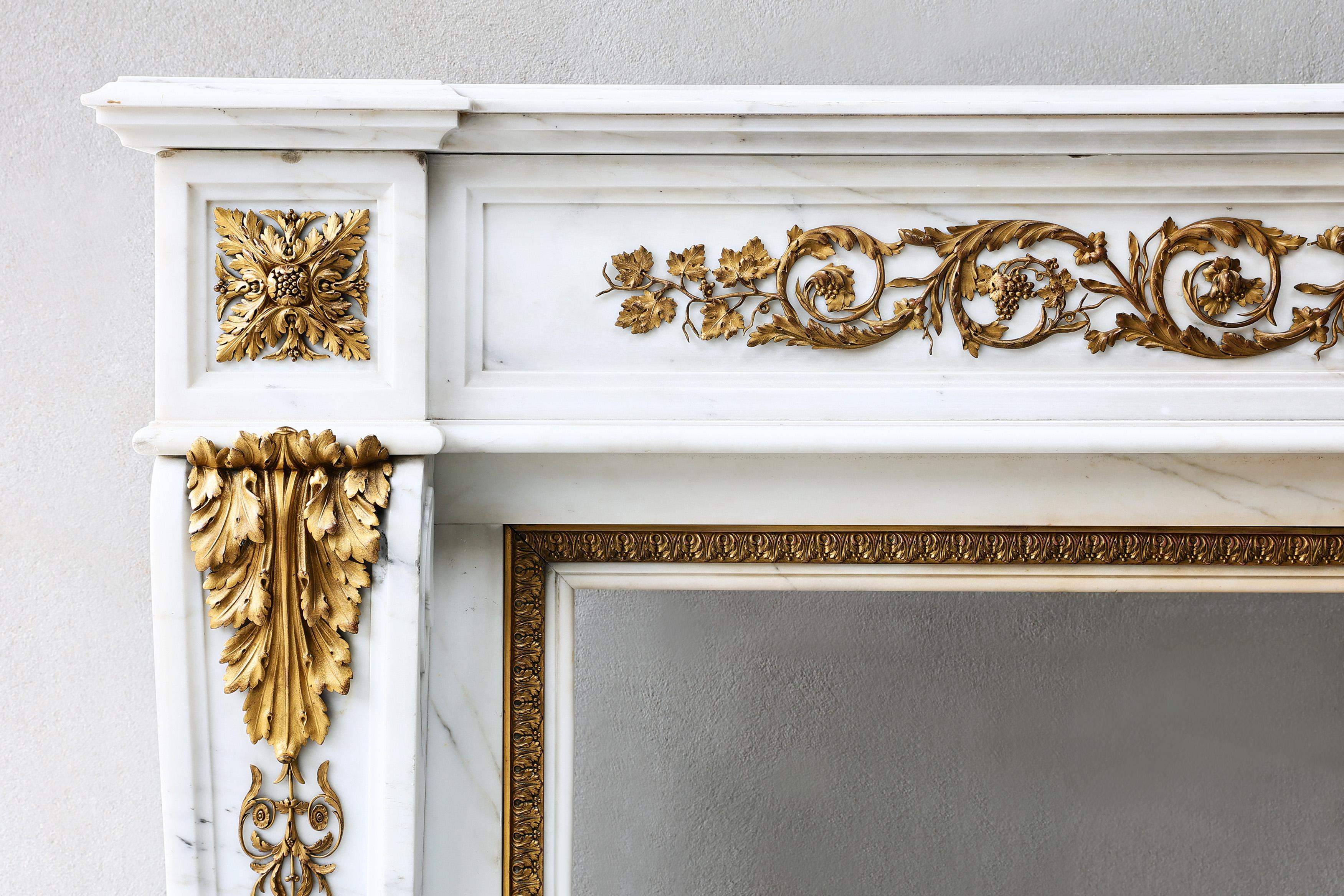 Marmorkamin aus Carrara-Marmor im Louis-XVI-Stil des 19. Jahrhunderts im Zustand „Gut“ im Angebot in Made, NL