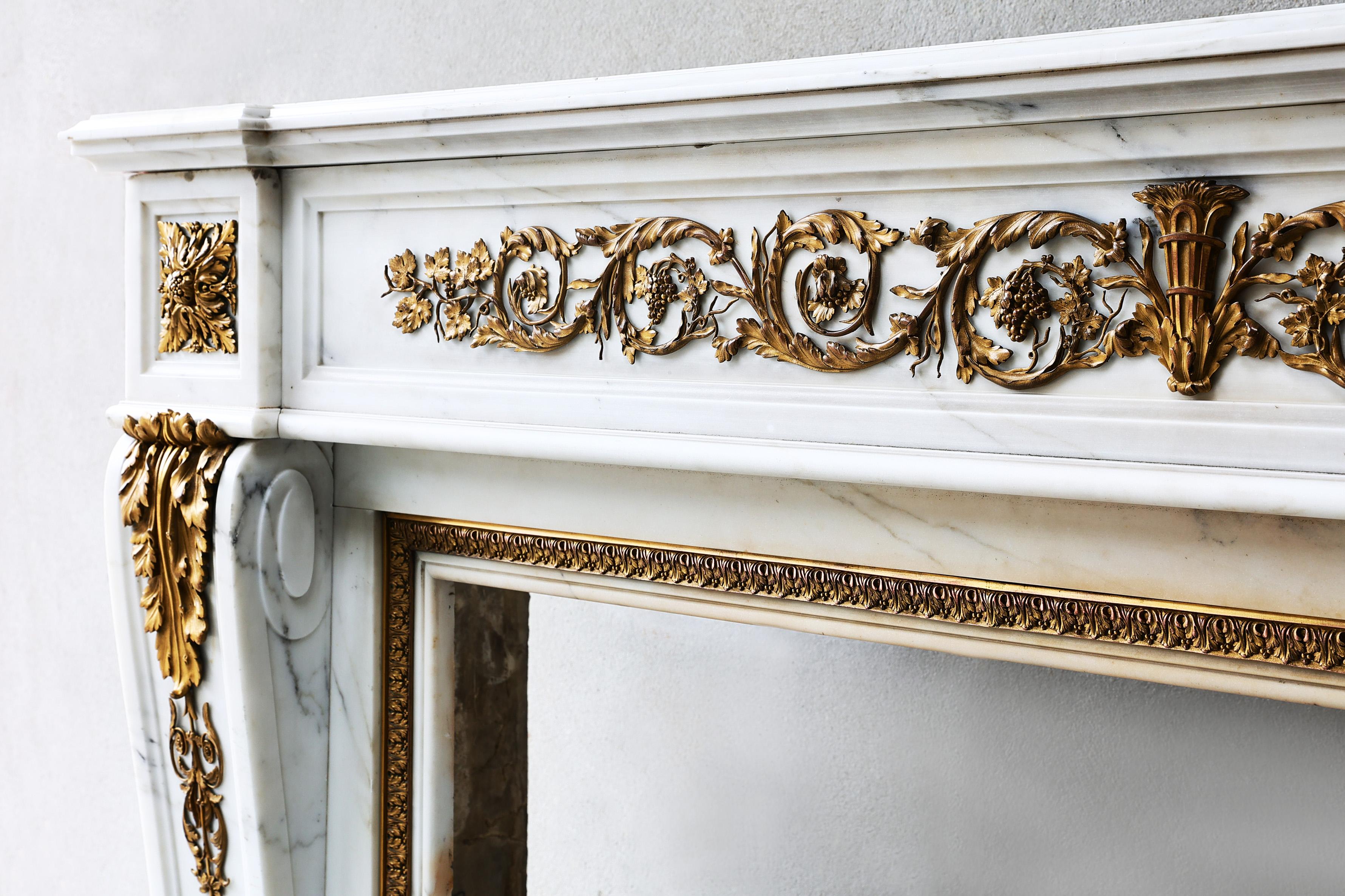 Marble Fireplace of Carrara Marble from 19th Century Style Louis XVI For Sale 1