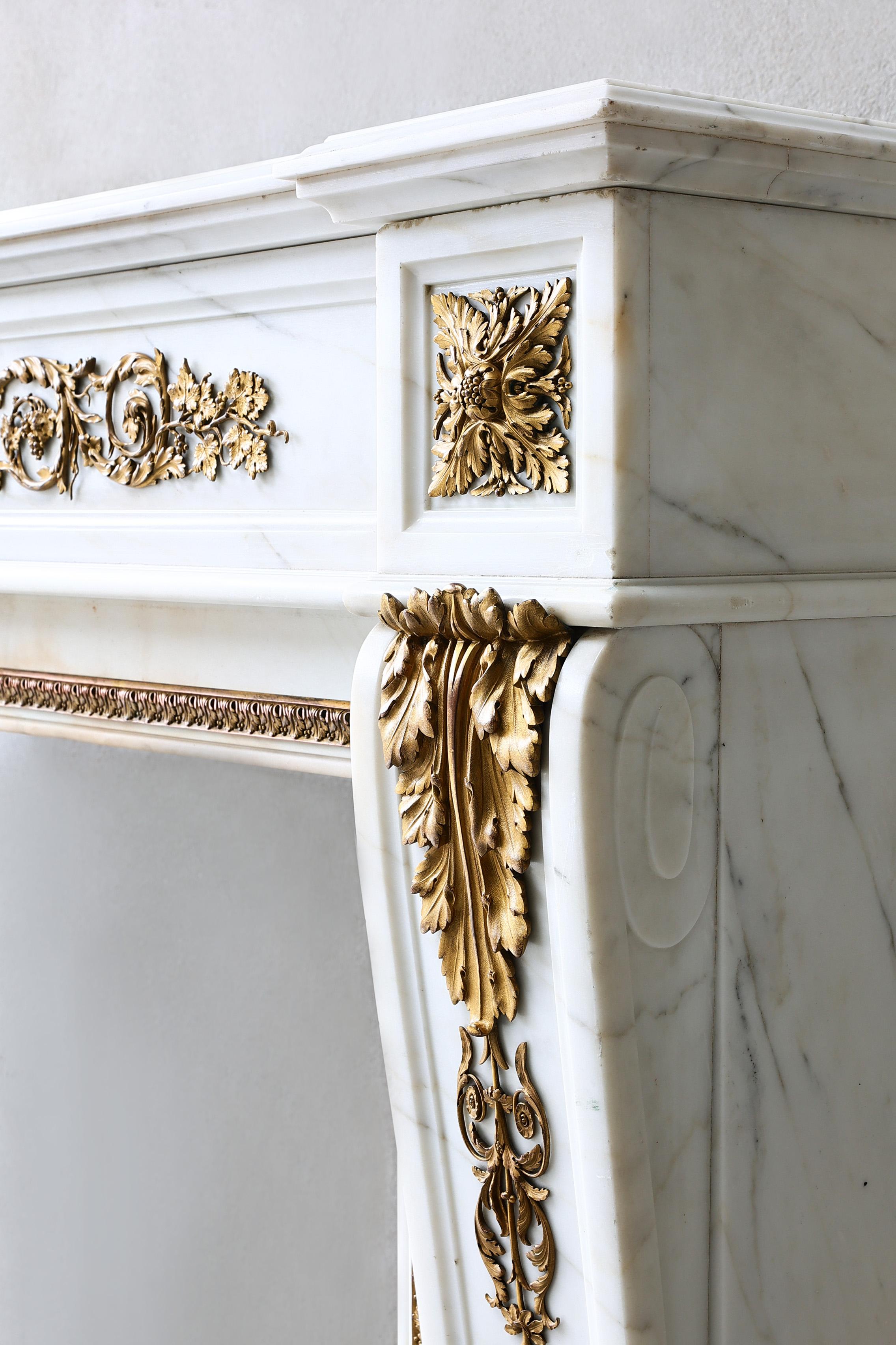 Marble Fireplace of Carrara Marble from 19th Century Style Louis XVI For Sale 4