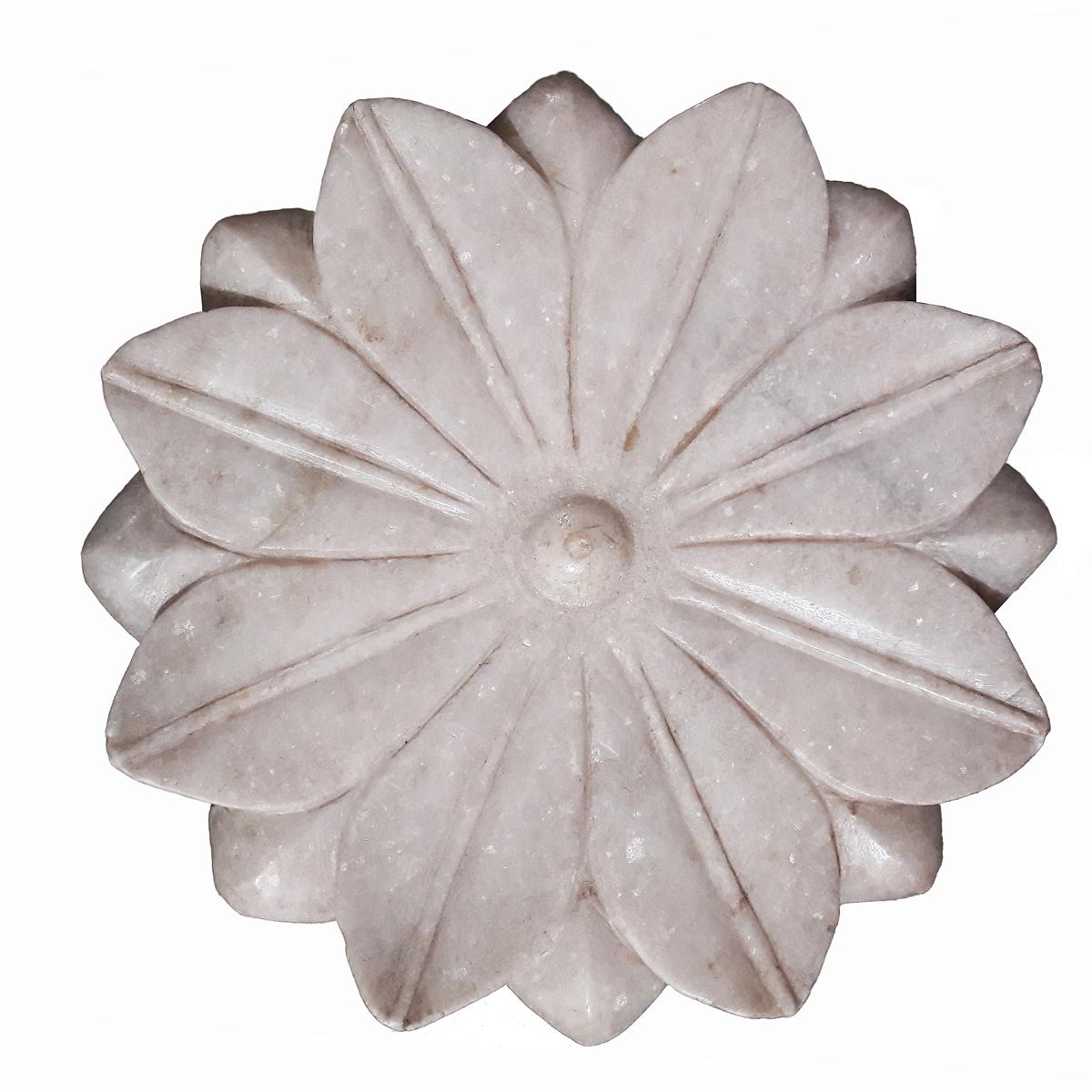 Piatto in marmo intagliato a mano proveniente dall'India, a forma di fiore di loto, 1960 circa.
Le inclusioni naturali della pietra conferiscono a questo pezzo una singolare lucentezza iridescente. Ideale come accento per qualsiasi console,