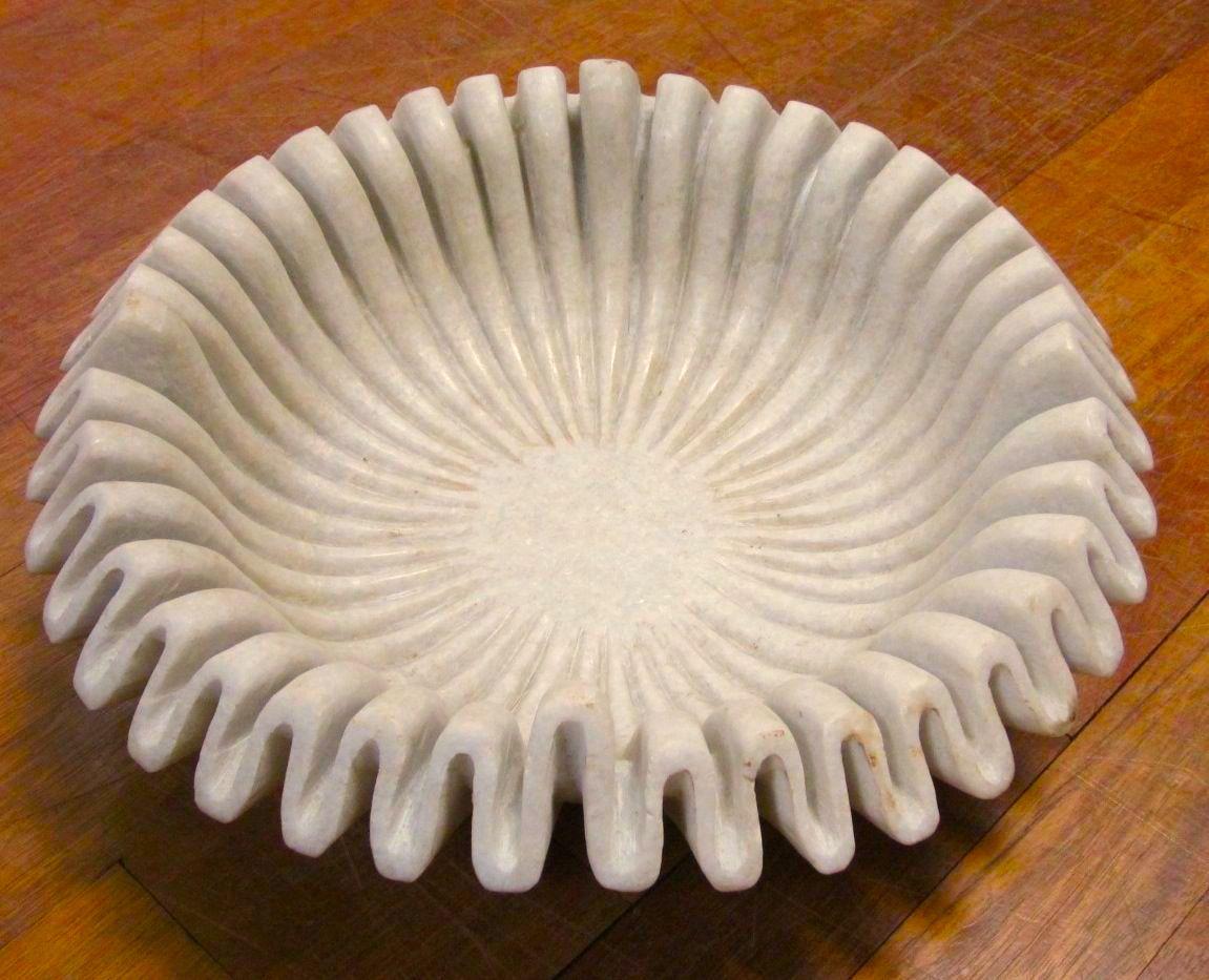 Zeitgenössische Schale mit gefaltetem Rand, der an eine Kuchenkruste erinnert.
Einzigartiges Design.
Erhältlich in drei Größen (S4046x  und S4046Z ).