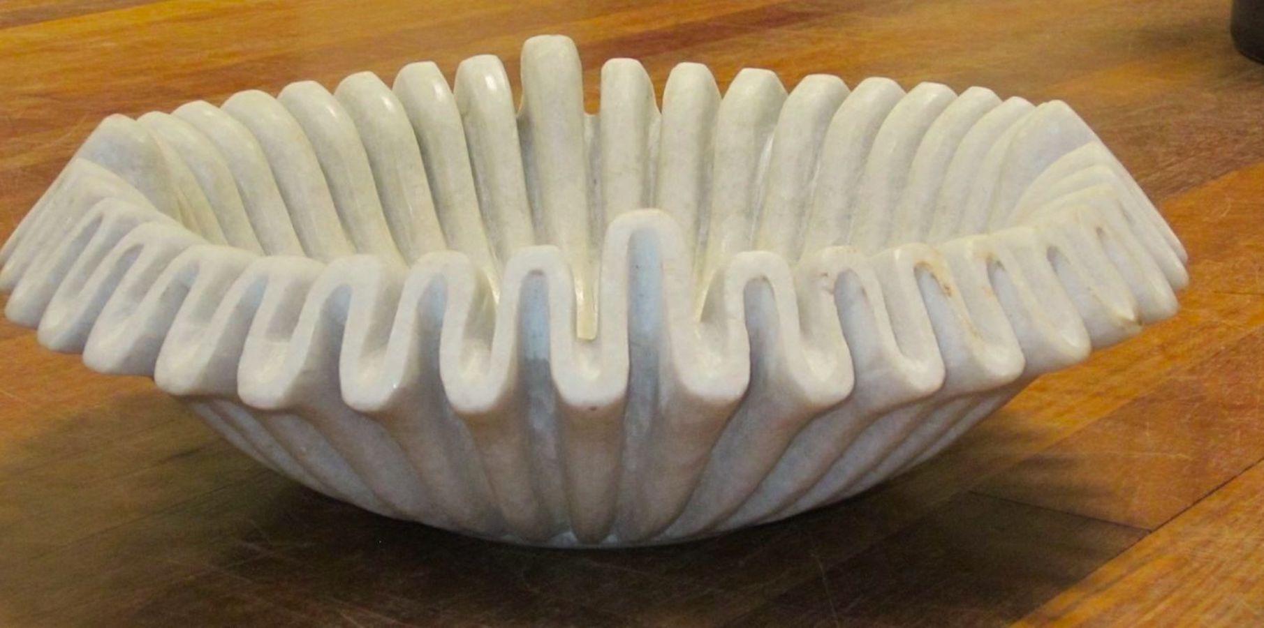 Schale mit gefaltetem Rand aus Marmor, Indien, Contemporary (Indisch) im Angebot