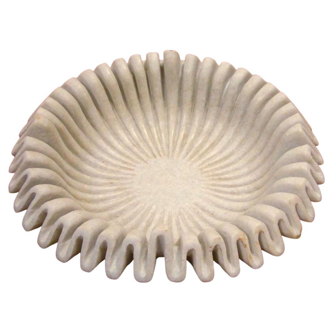 Kleine Schale mit gefaltetem Rand aus Marmor, Indien, Contemporary